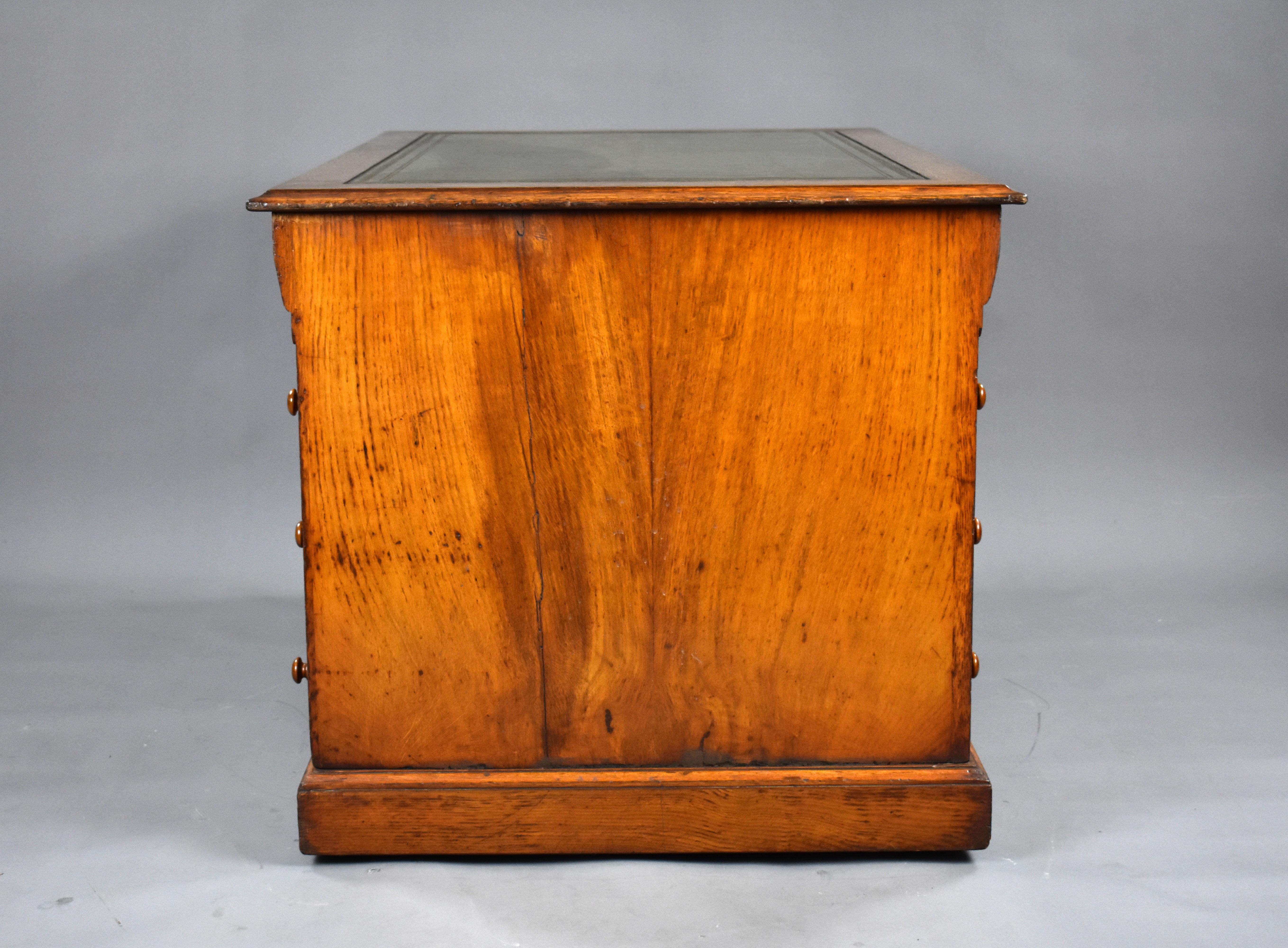 19th Century English Victorian Oak Writing Desk For Sale 3