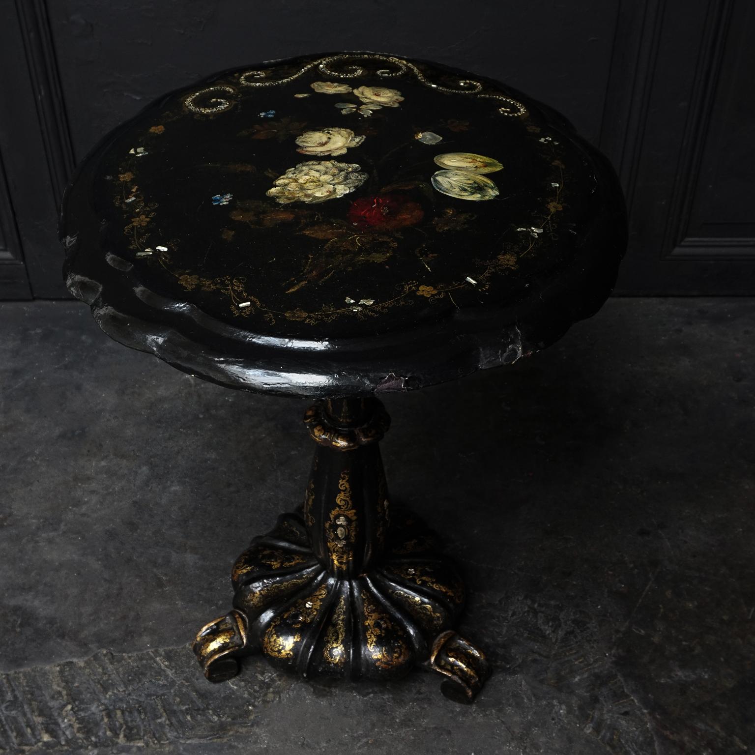 Britannique 19ème siècle Anglais Victorien Ovale Papier Mâché Peint Noir Table Tilt-Top en vente