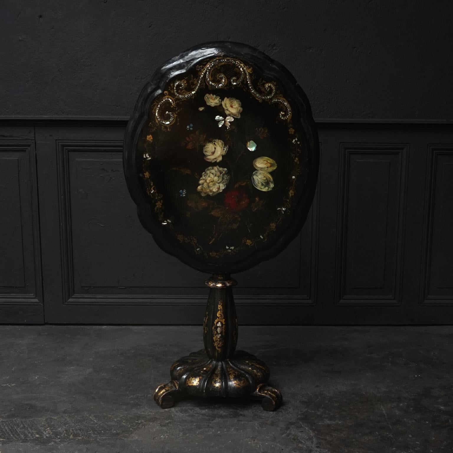 Inlay 19th Century English Victorian Oval Black Painted Papier Mâché Tilt-Top Table For Sale