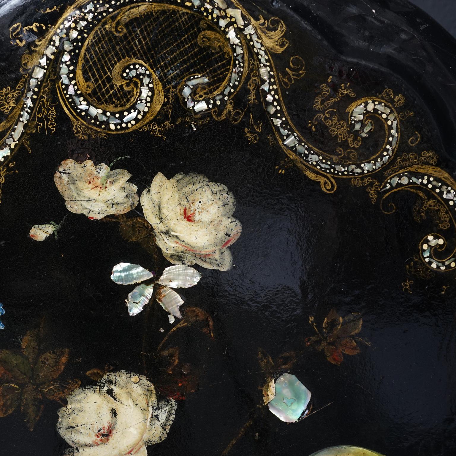 19ème siècle Anglais Victorien Ovale Papier Mâché Peint Noir Table Tilt-Top Bon état - En vente à Haarlem, NL