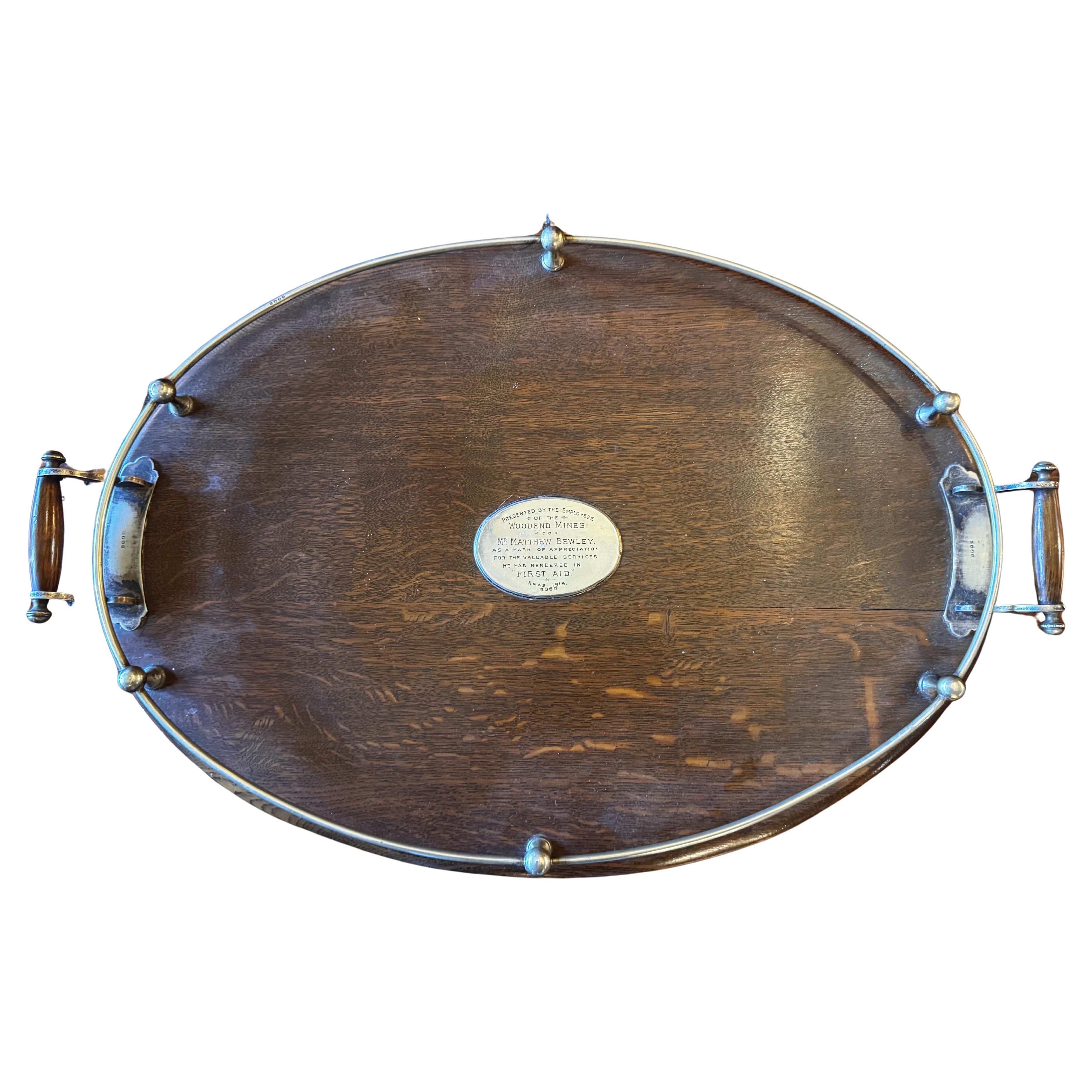 Vassoio ovale vittoriano di Oak del XIX secolo con maniglie placcate in argento in vendita