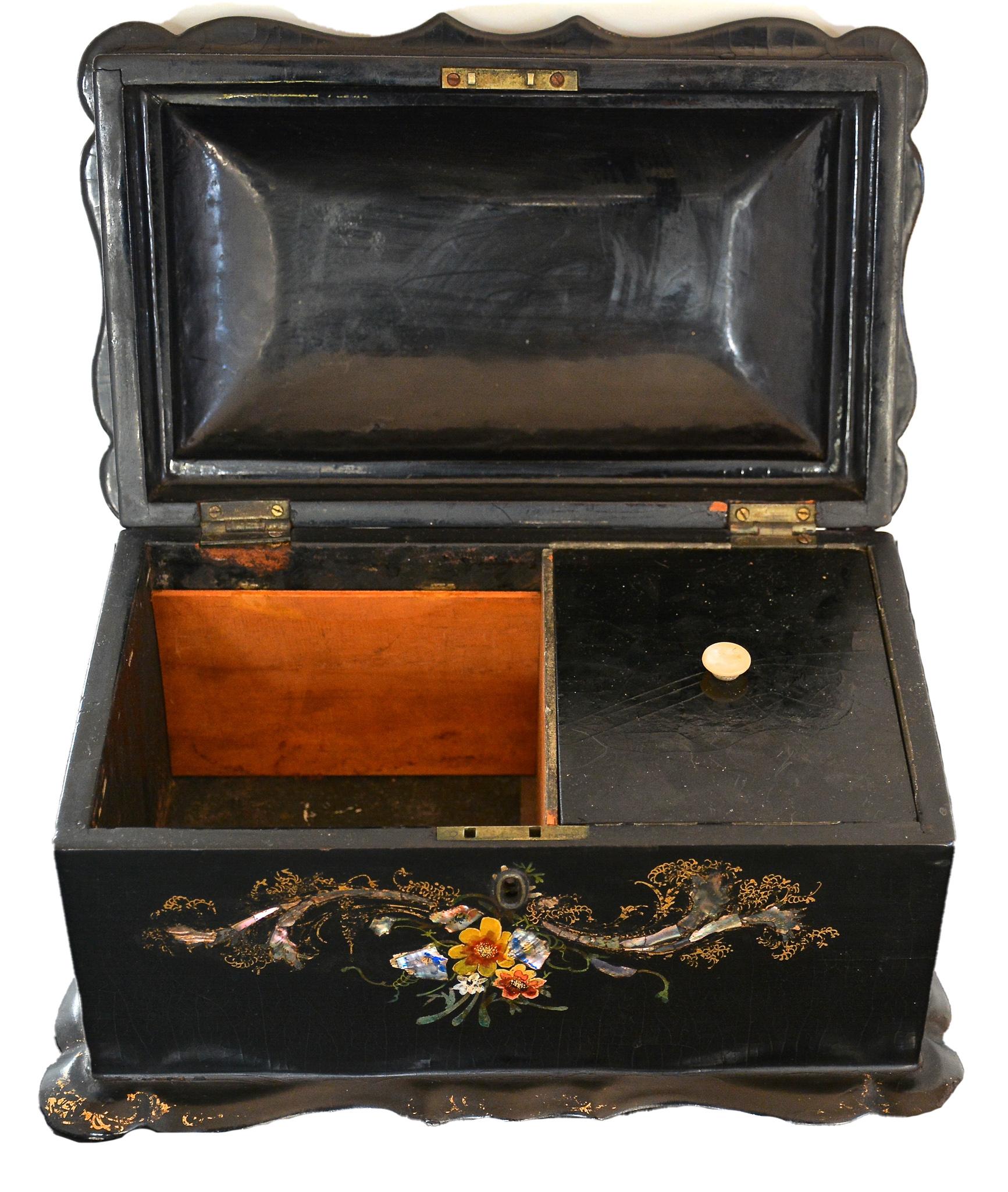 19th Century English Victorian Papier Mache Inlay & Gold Leaf Box For Sale 9