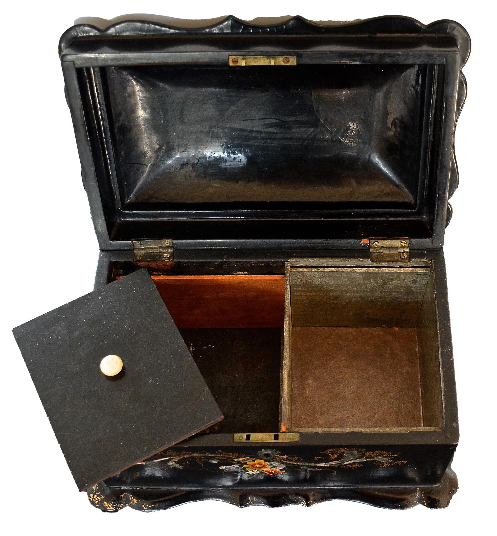 19th Century English Victorian Papier Mache Inlay & Gold Leaf Box For Sale 10