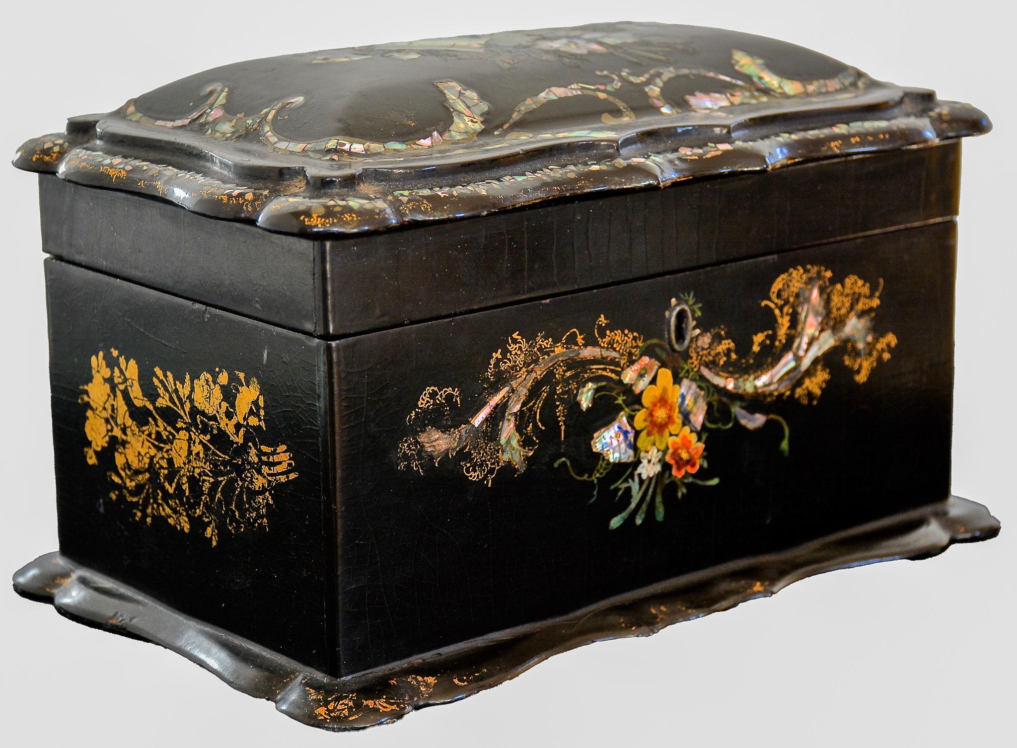 19th Century English Victorian Papier Mache Inlay & Gold Leaf Box In Good Condition For Sale In Los Angeles, CA
