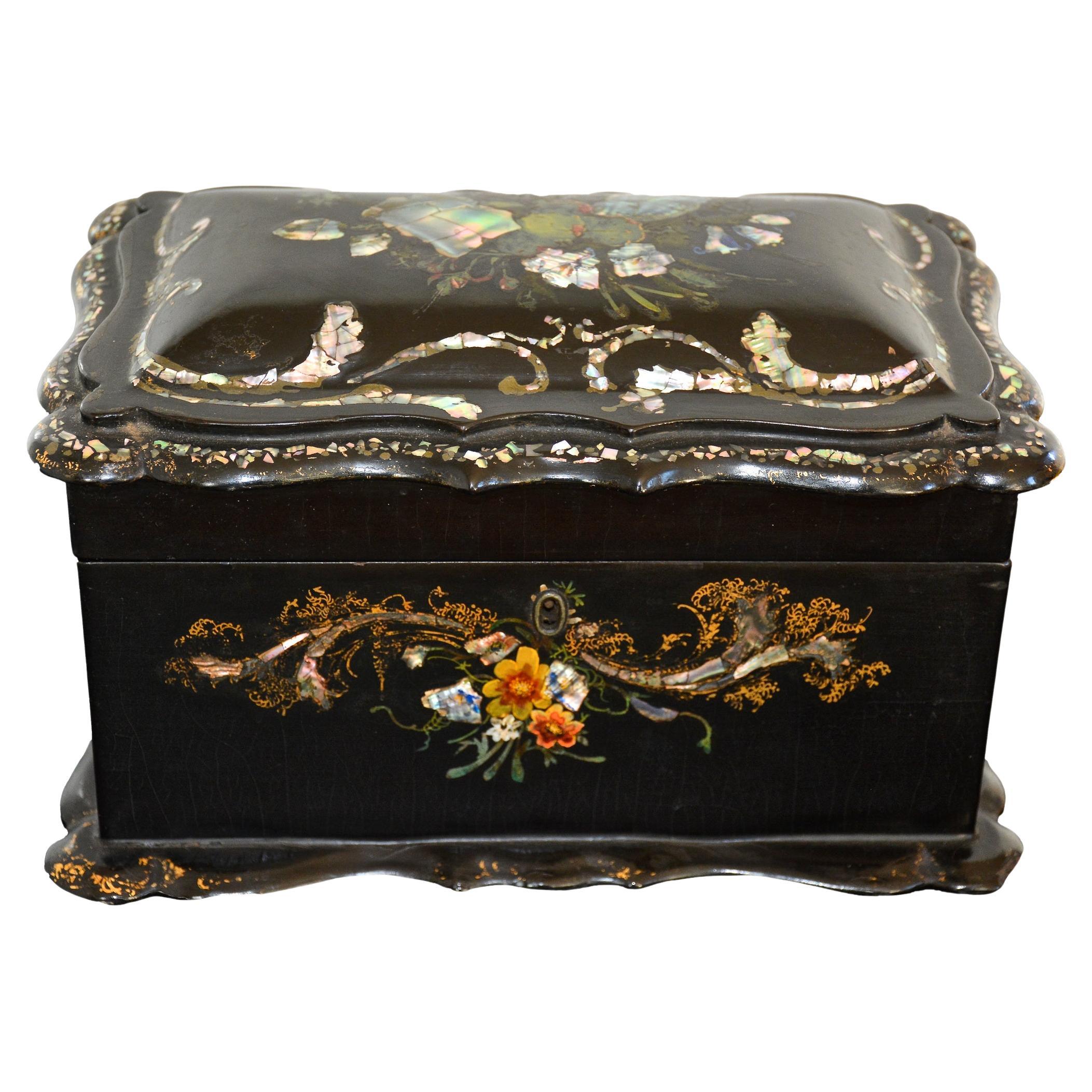 Caja inglesa victoriana del siglo XIX con incrustaciones de papel maché y pan de oro