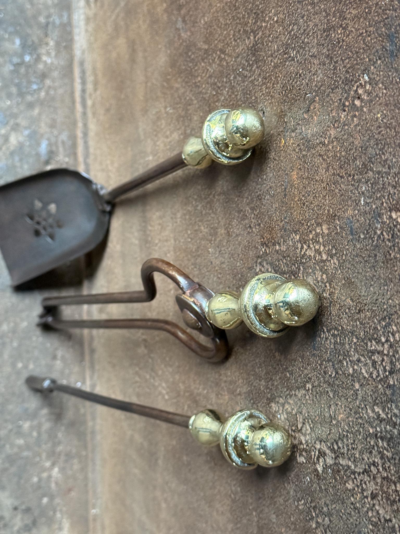 Set di attrezzi per caminetto del 19° secolo inglese di epoca vittoriana o set di accessori in vendita 2