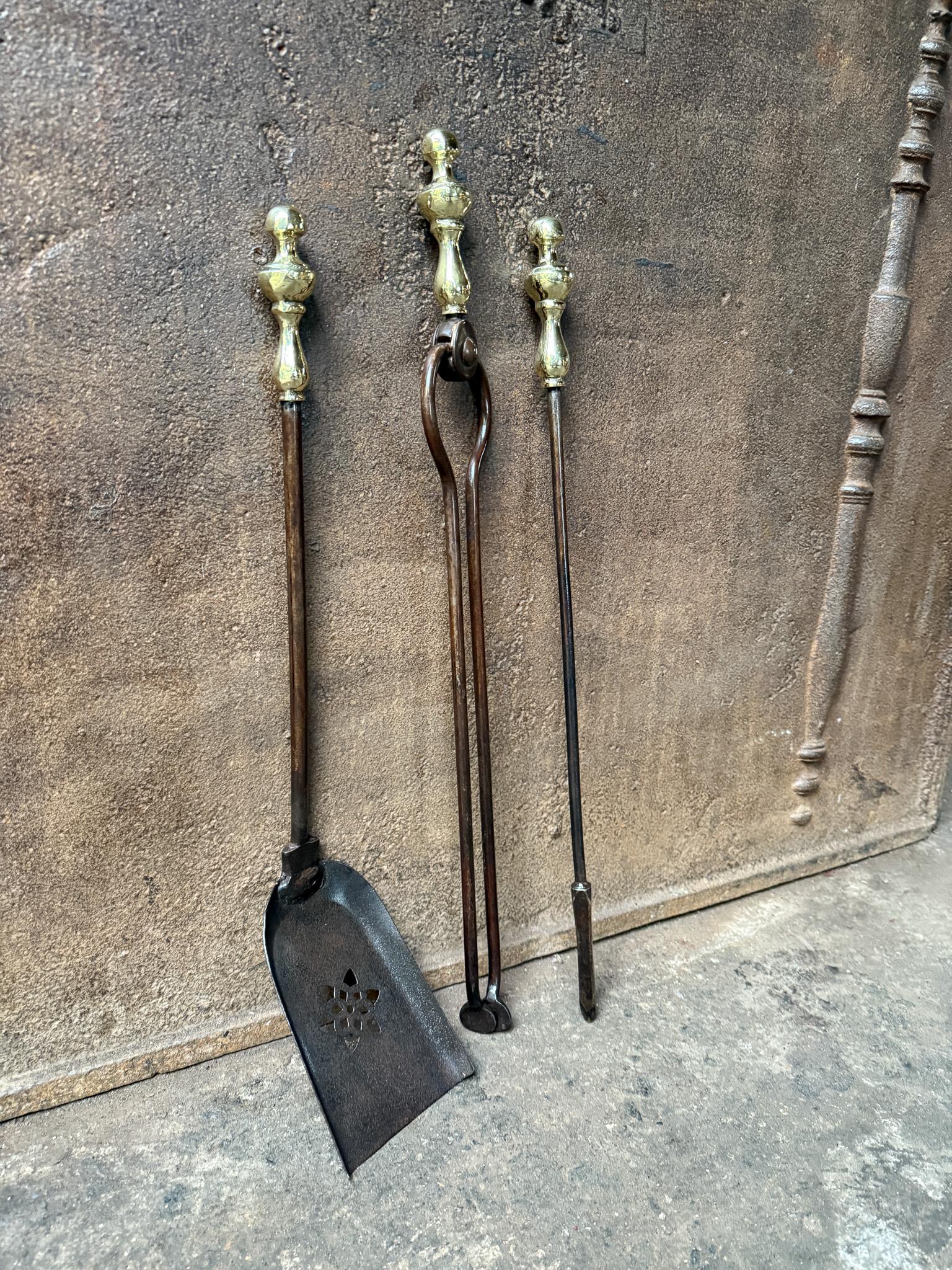 Set di attrezzi da fuoco del XIX secolo in stile vittoriano inglese. Il set è realizzato in ferro battuto e ottone lucido. Il set è in buone condizioni e perfettamente funzionante.