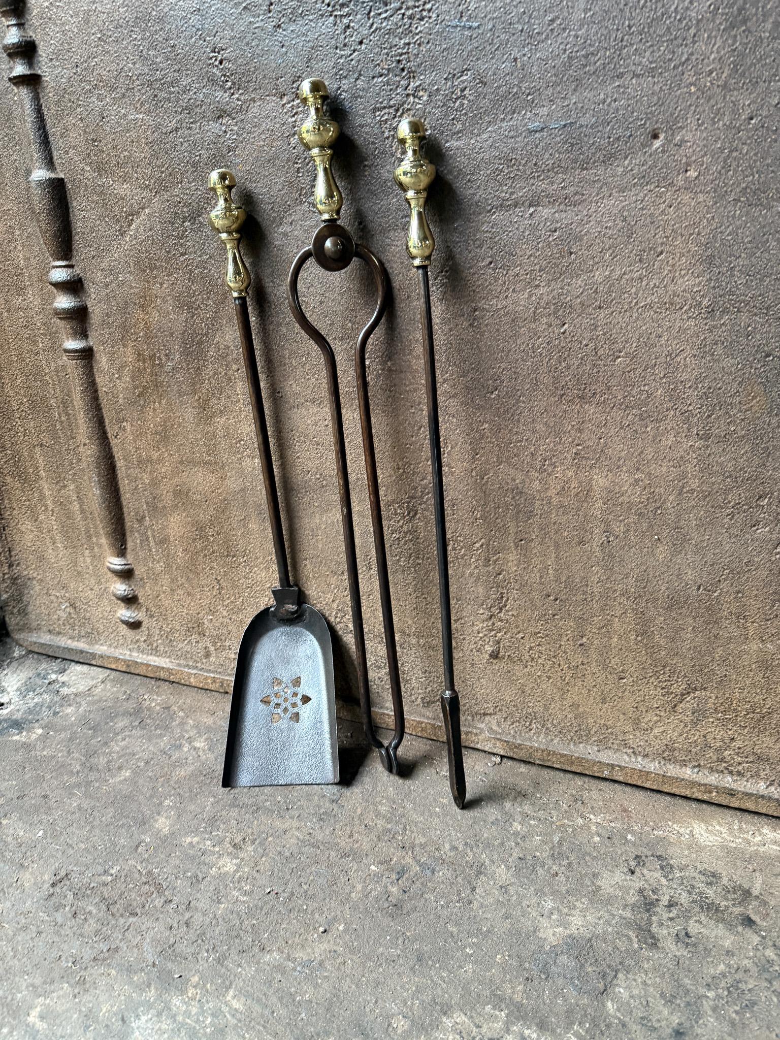 Vittoriano Set di attrezzi per caminetto del 19° secolo inglese di epoca vittoriana o set di accessori in vendita
