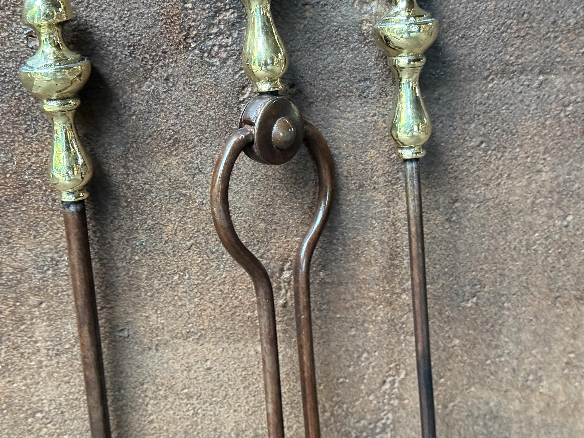 Forgiato Set di attrezzi per caminetto del 19° secolo inglese di epoca vittoriana o set di accessori in vendita