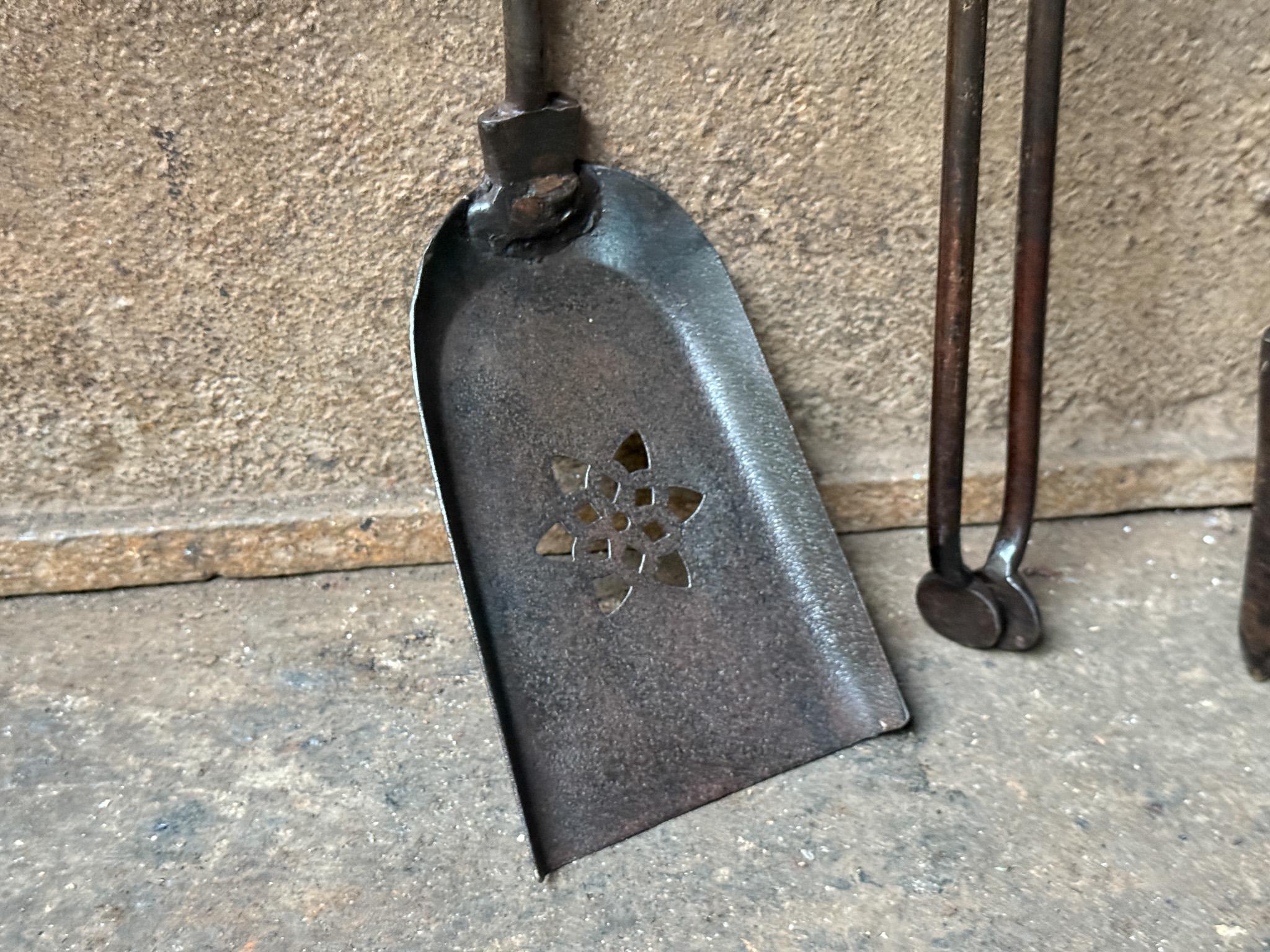 Set di attrezzi per caminetto del 19° secolo inglese di epoca vittoriana o set di accessori In condizioni buone in vendita a Soest, NL