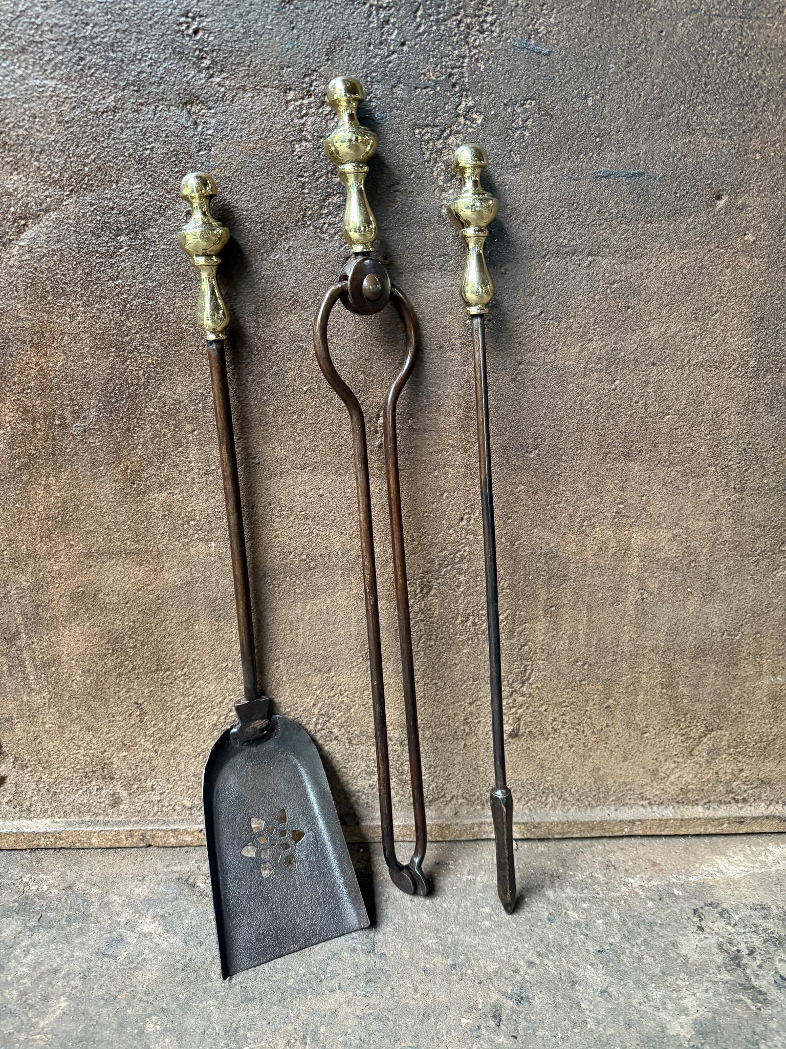 XIX secolo Set di attrezzi per caminetto del 19° secolo inglese di epoca vittoriana o set di accessori in vendita