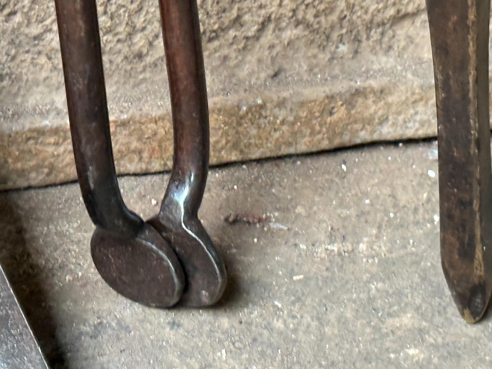 Ferro battuto Set di attrezzi per caminetto del 19° secolo inglese di epoca vittoriana o set di accessori in vendita