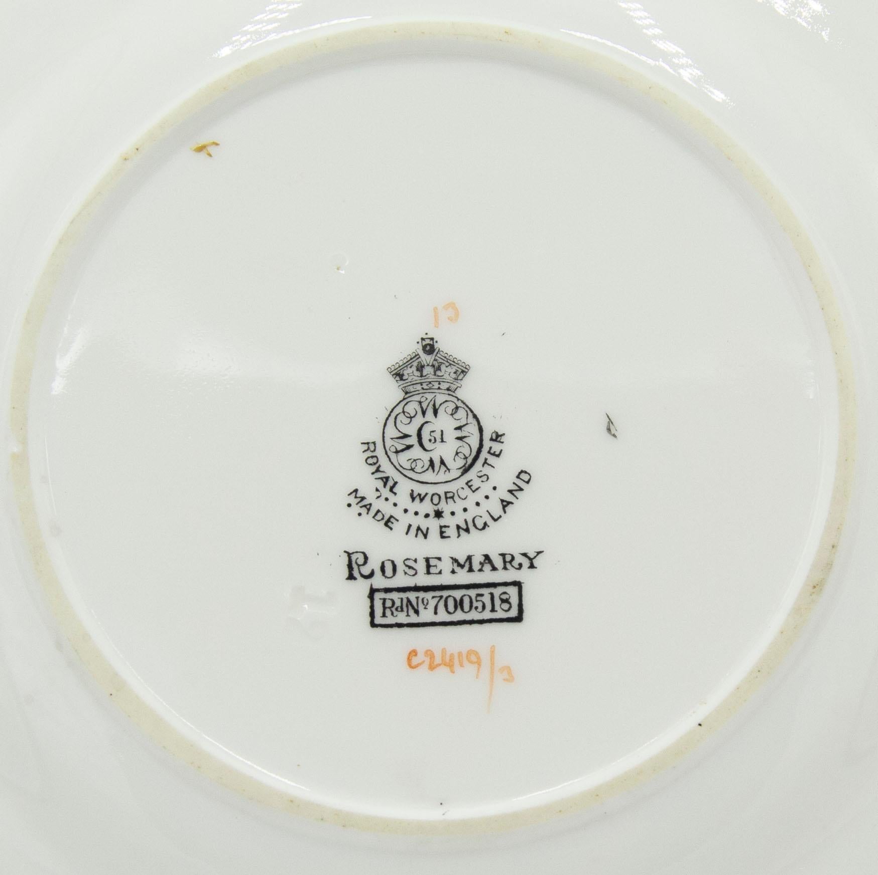 30-teiliges englisches Tafelservice aus weißem und blauem Porzellan mit Urnen- und Girlandenmotiv (Royal Worcester, Rosmarin-Muster) (8 Tassen, 8 Suppenschalen, 7 Teller, 7 Untertassen).
 