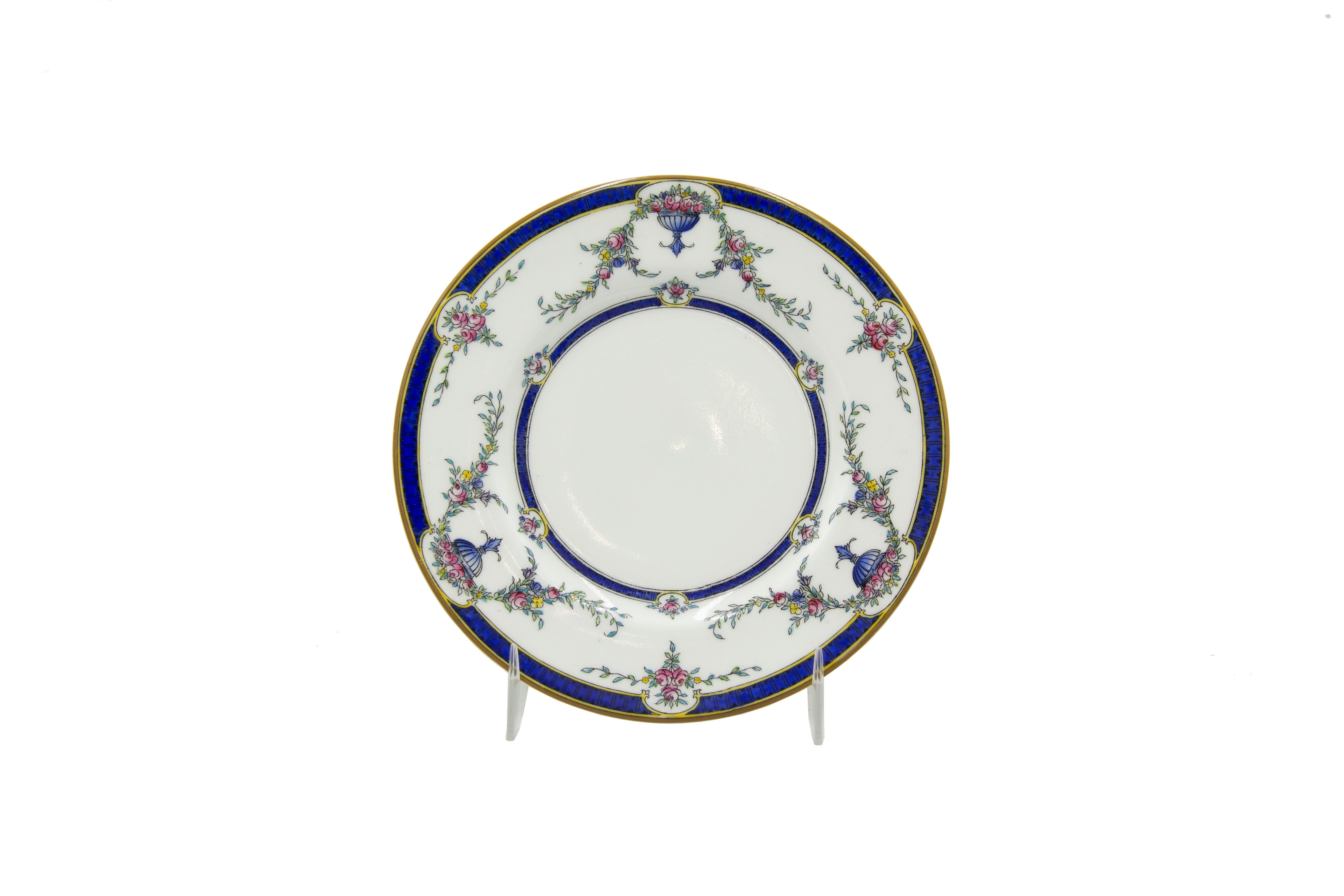 19th Century English Victorian Porcelain Dinner Set In Good Condition For Sale In New York, NY