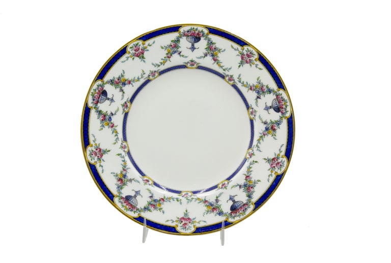 19th Century English Victorian Porcelain Dinner Set For Sale 3