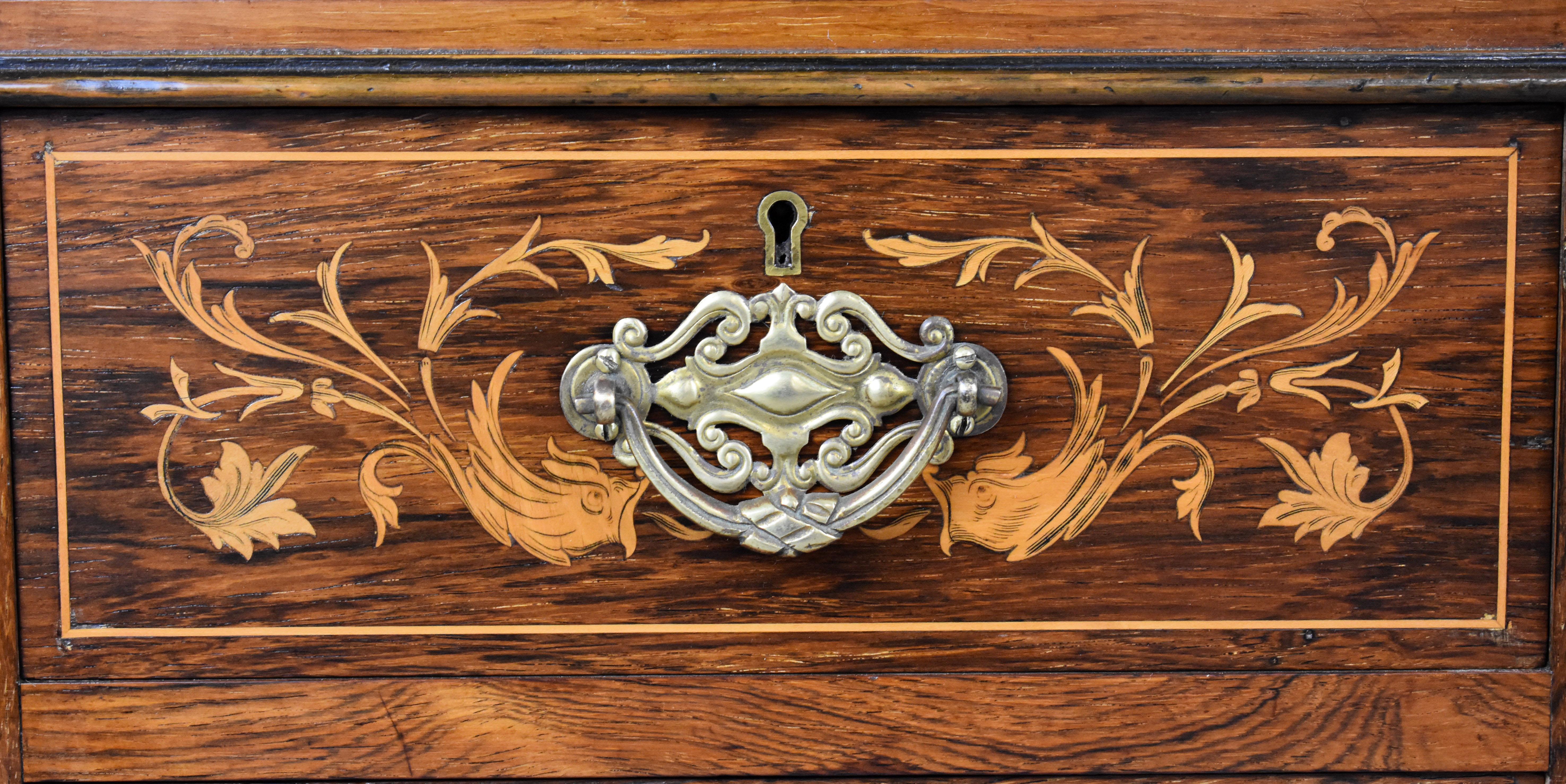 Table à écrire victorienne anglaise du 19ème siècle en bois de rose et marqueterie en vente 4