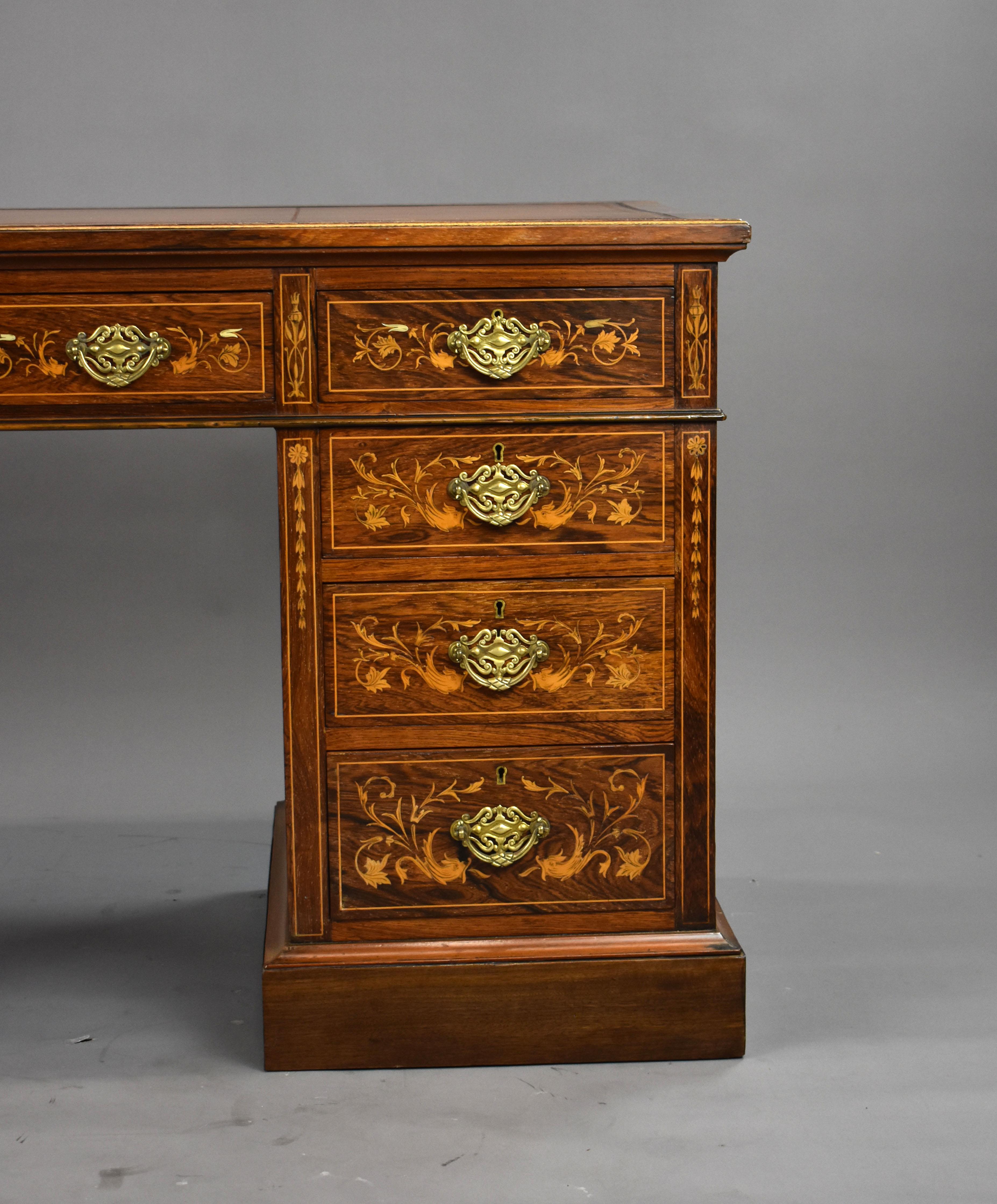 Englischer viktorianischer Schreibtisch aus Palisanderholz mit Intarsien aus dem 19. Jahrhundert (Rosenholz) im Angebot