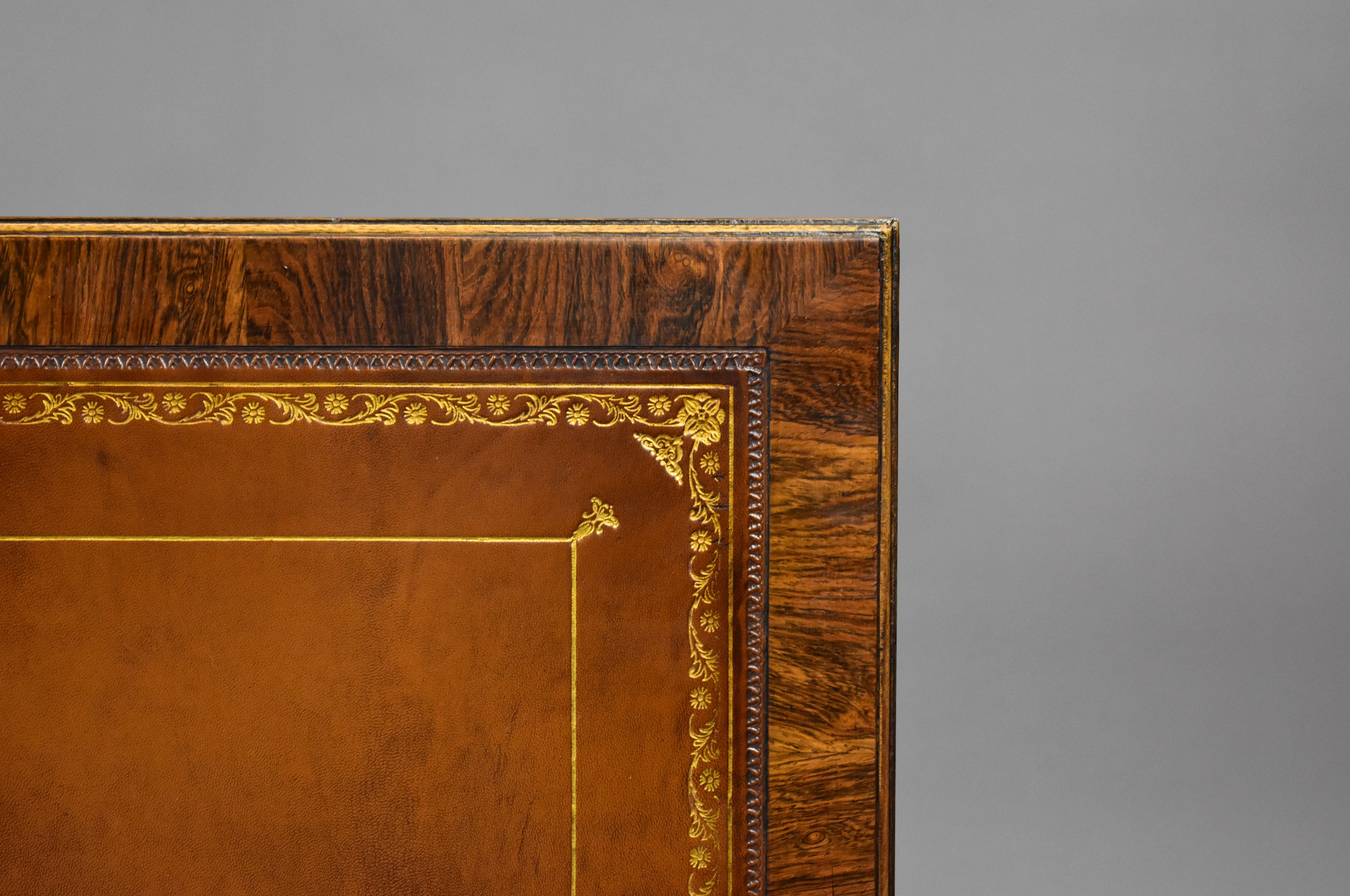 Englischer viktorianischer Schreibtisch aus Palisanderholz mit Intarsien aus dem 19. Jahrhundert im Angebot 4