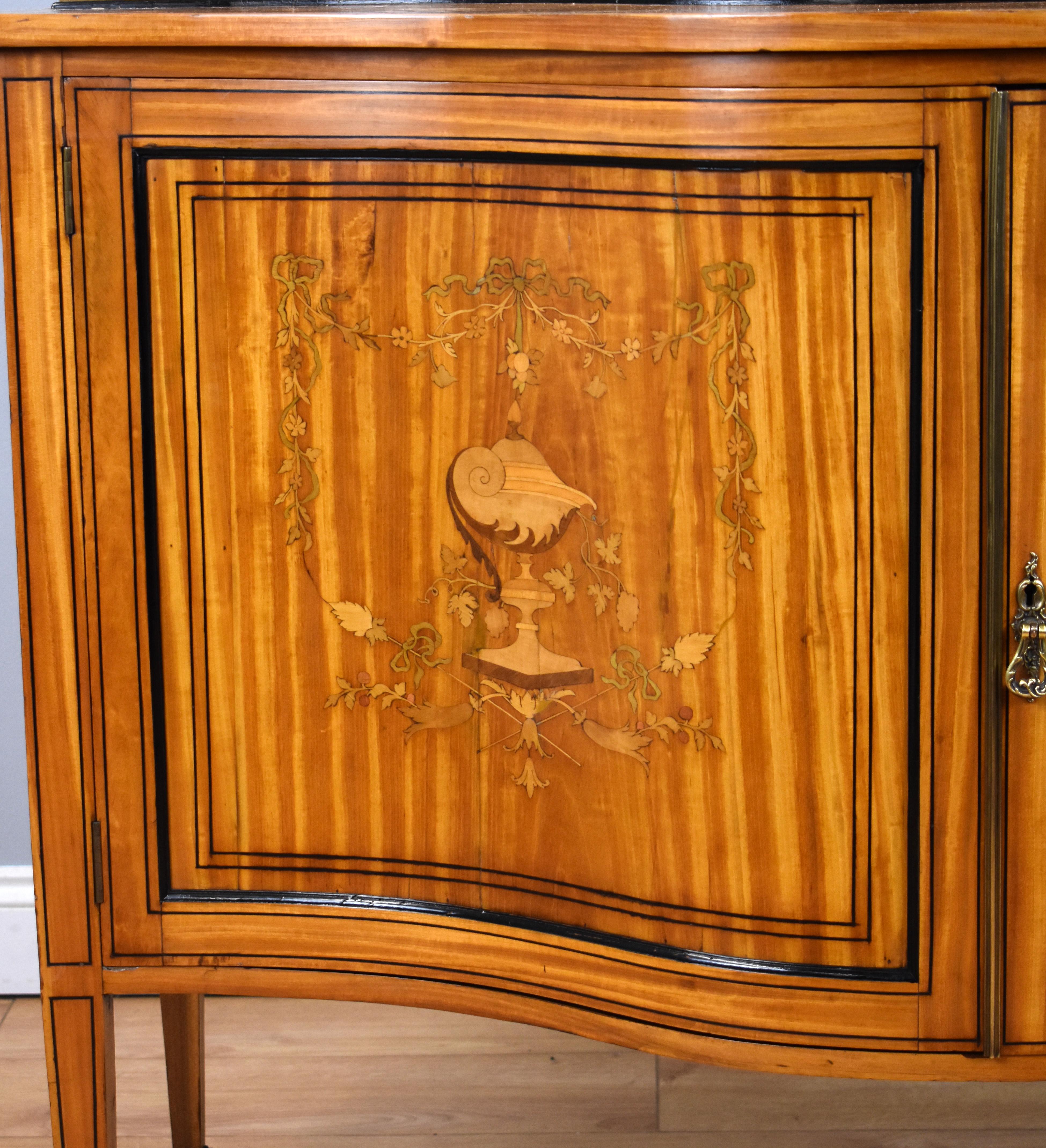 19th Century English Victorian Satinwood Display Cabinet In Good Condition For Sale In Chelmsford, Essex