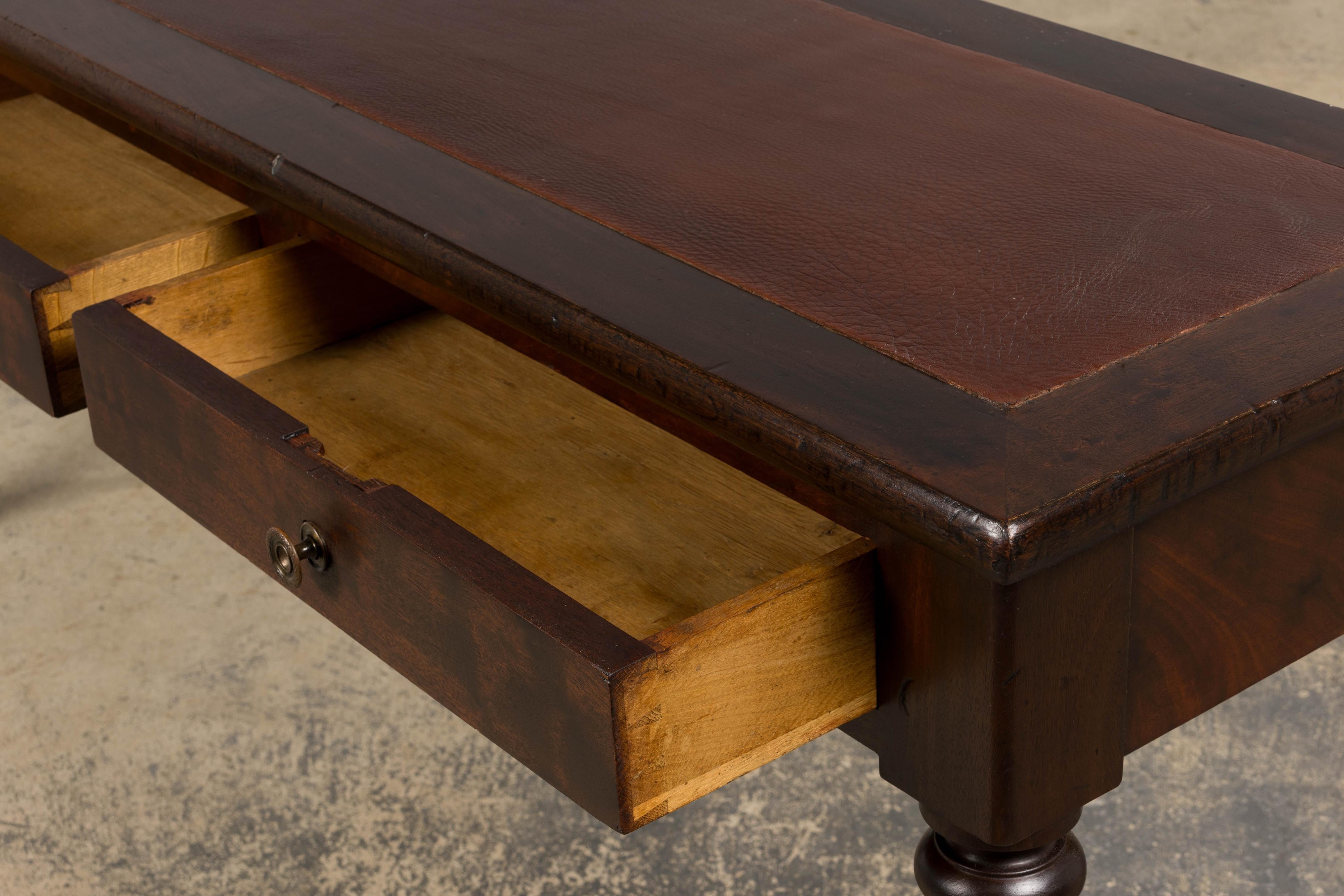 Consola de caoba de estilo victoriano inglés del siglo XIX con tapa de cuero en venta 3