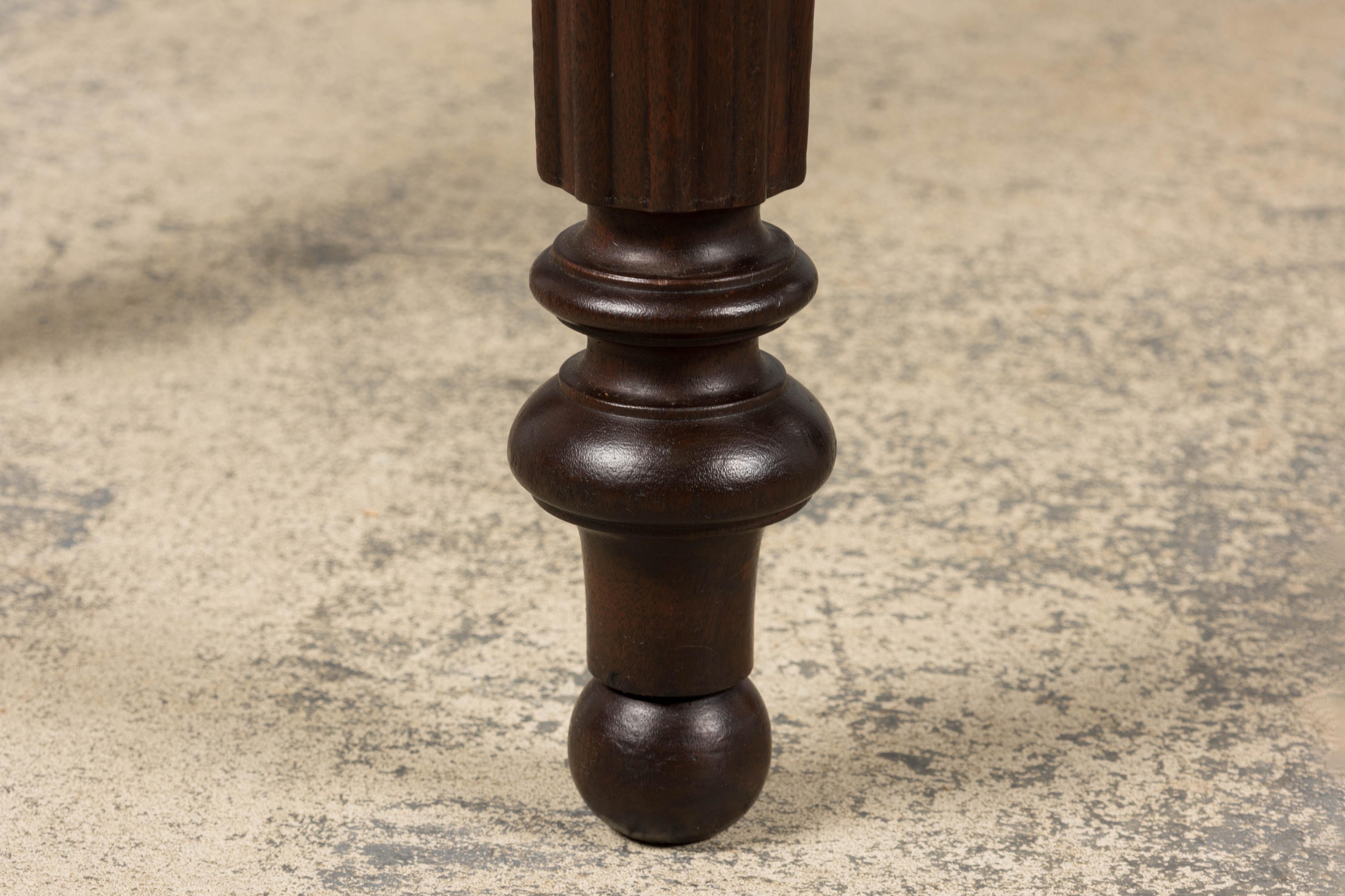 Consola de caoba de estilo victoriano inglés del siglo XIX con tapa de cuero en venta 4