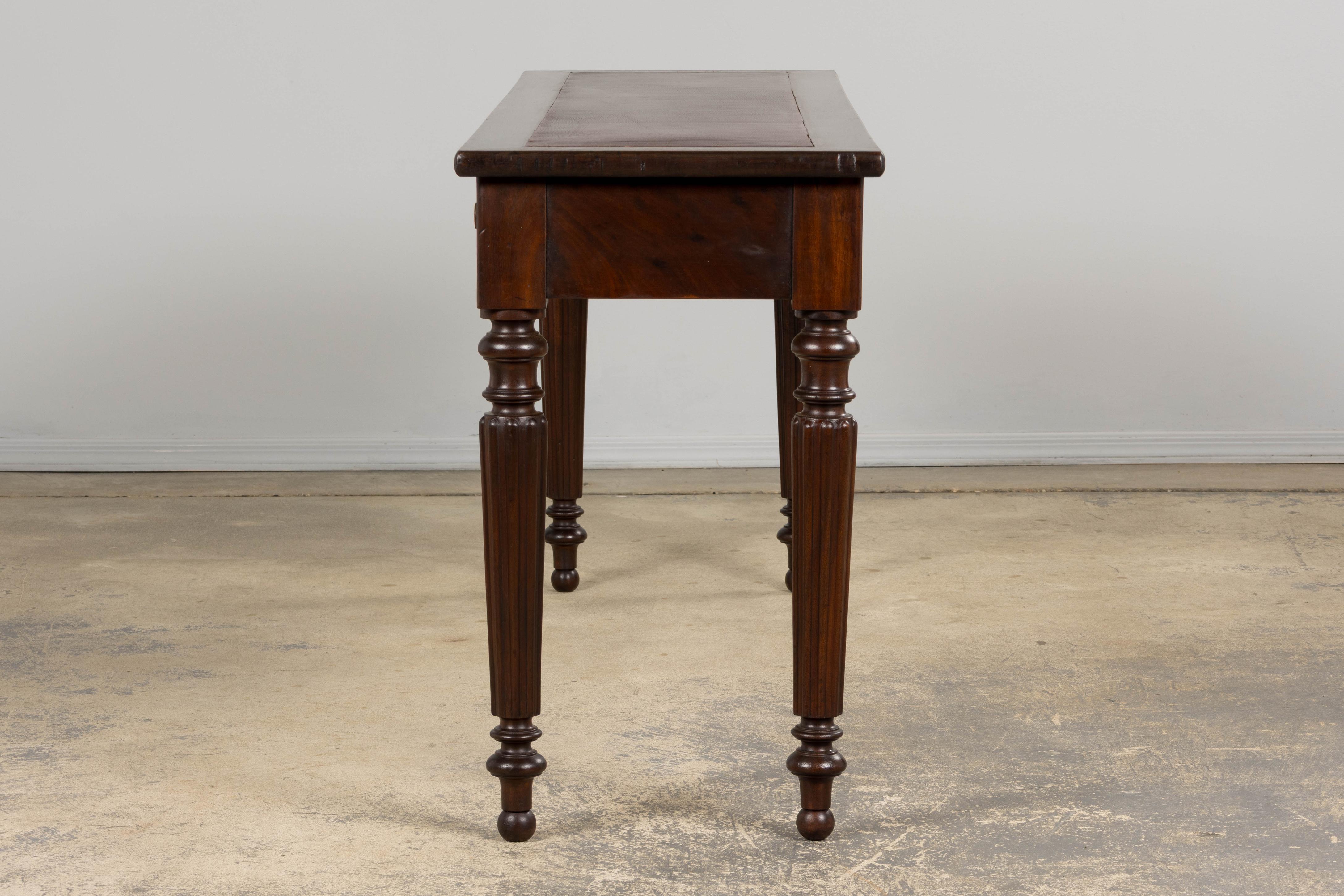 Consola de caoba de estilo victoriano inglés del siglo XIX con tapa de cuero en venta 5