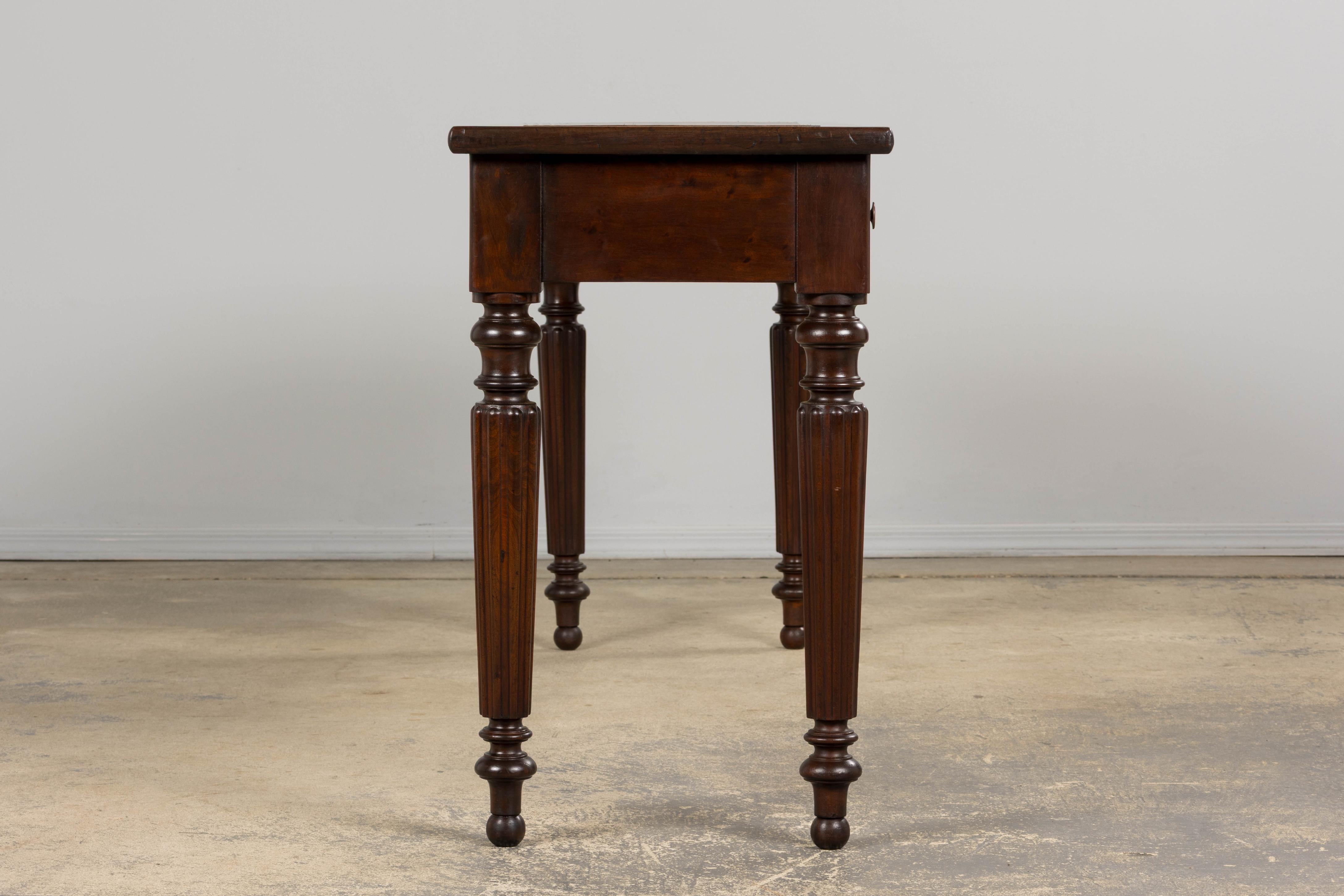Consola de caoba de estilo victoriano inglés del siglo XIX con tapa de cuero en venta 6