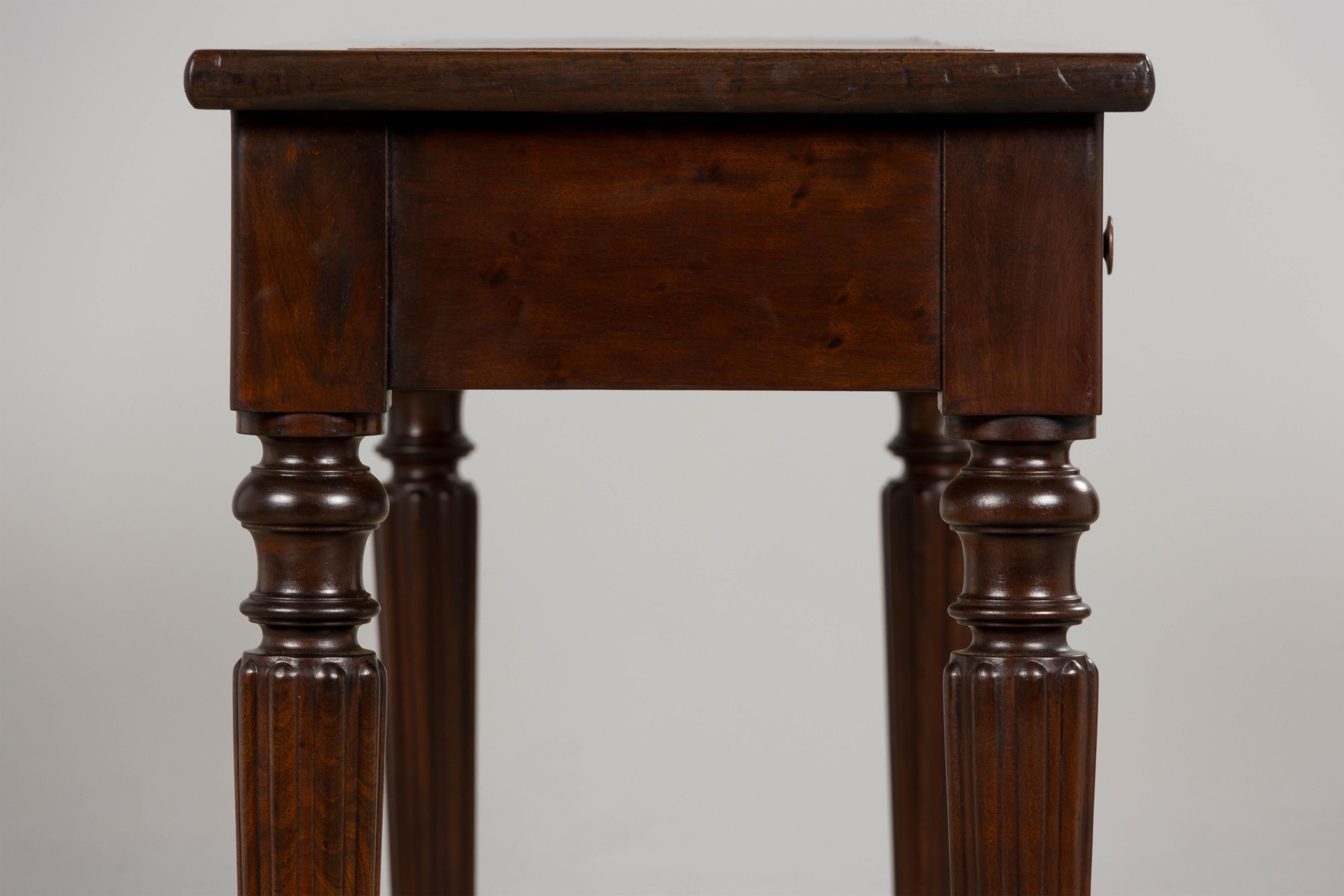 Consola de caoba de estilo victoriano inglés del siglo XIX con tapa de cuero en venta 7