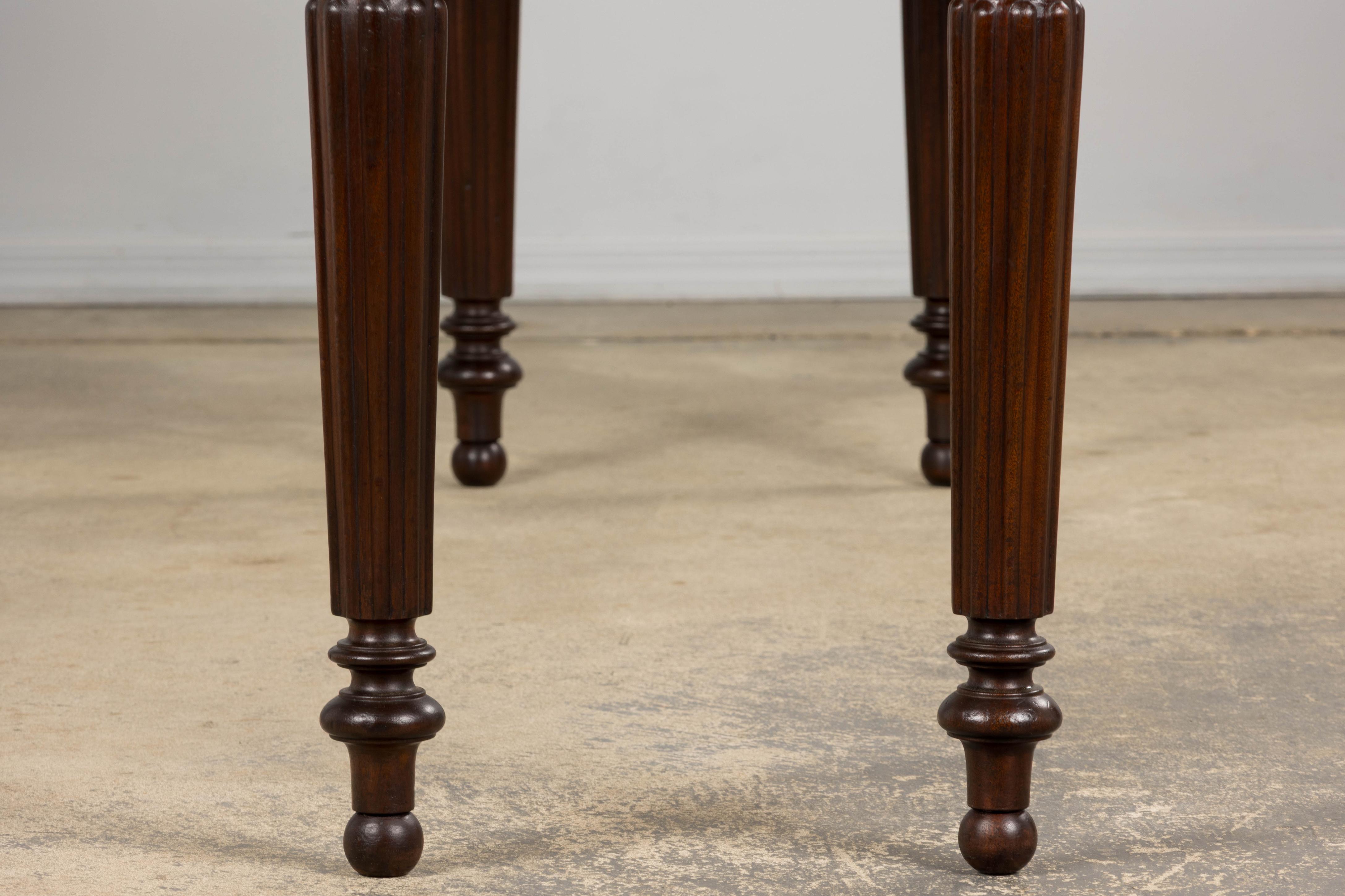 Consola de caoba de estilo victoriano inglés del siglo XIX con tapa de cuero en venta 8