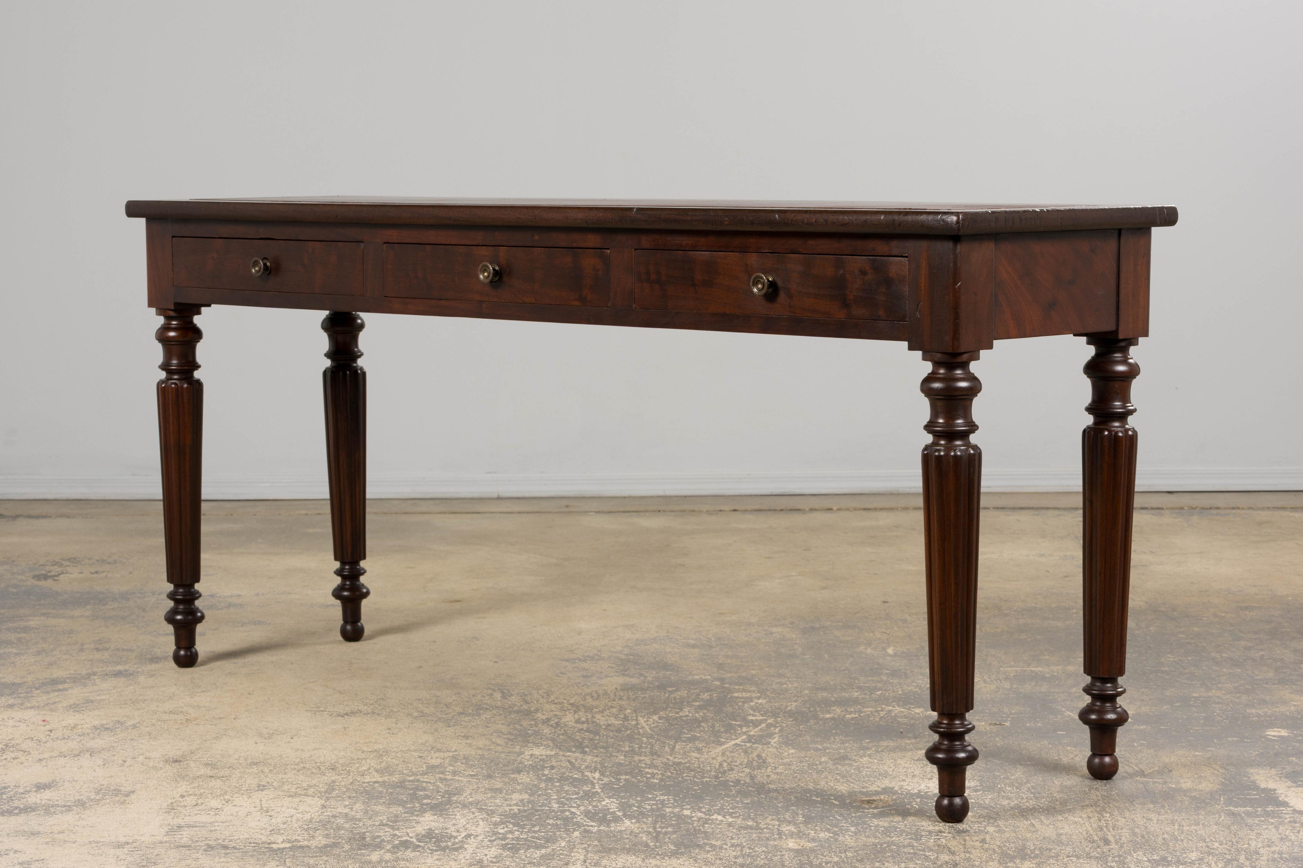 Consola de caoba de estilo victoriano inglés del siglo XIX con tapa de cuero en venta 9