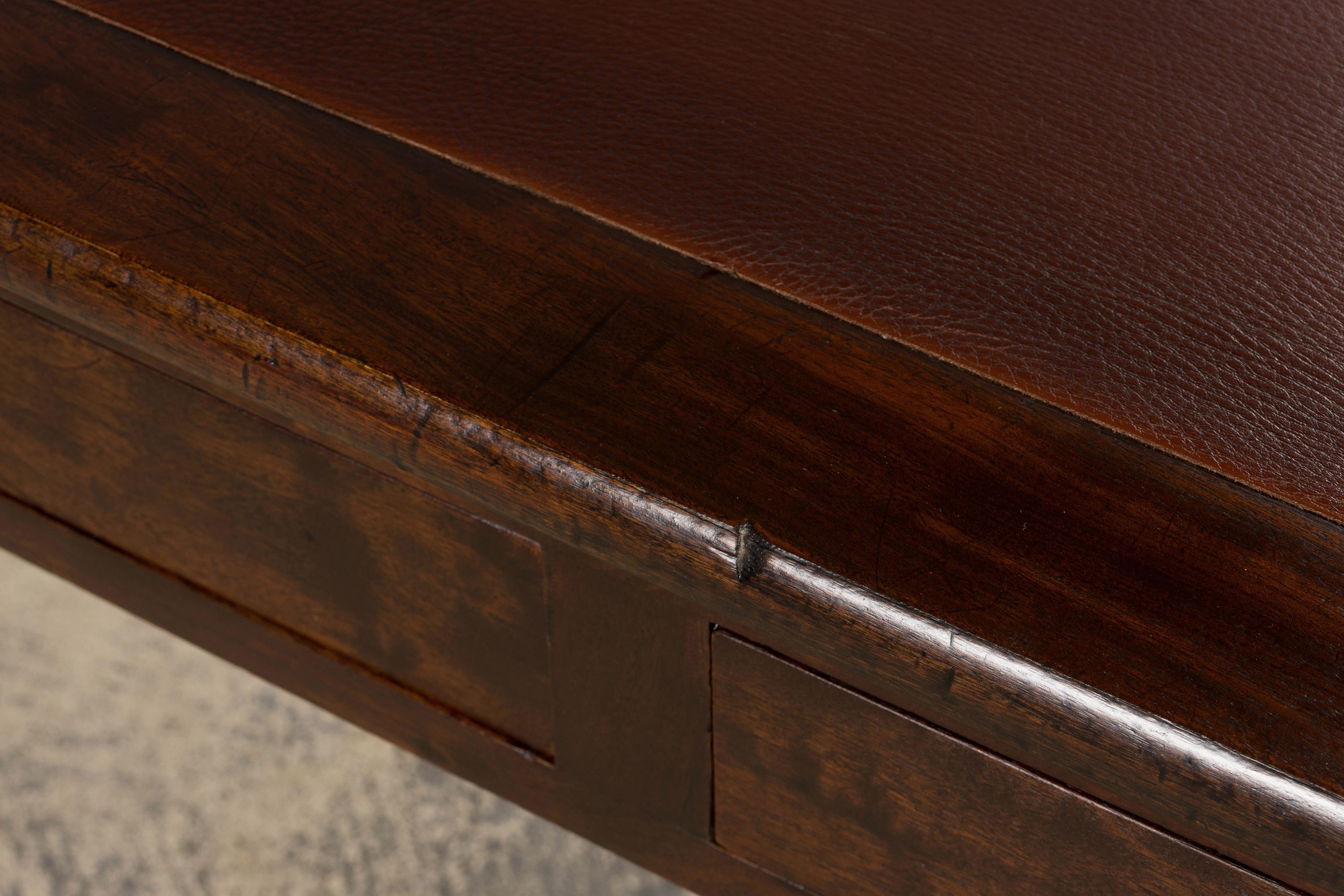 Consola de caoba de estilo victoriano inglés del siglo XIX con tapa de cuero en venta 10