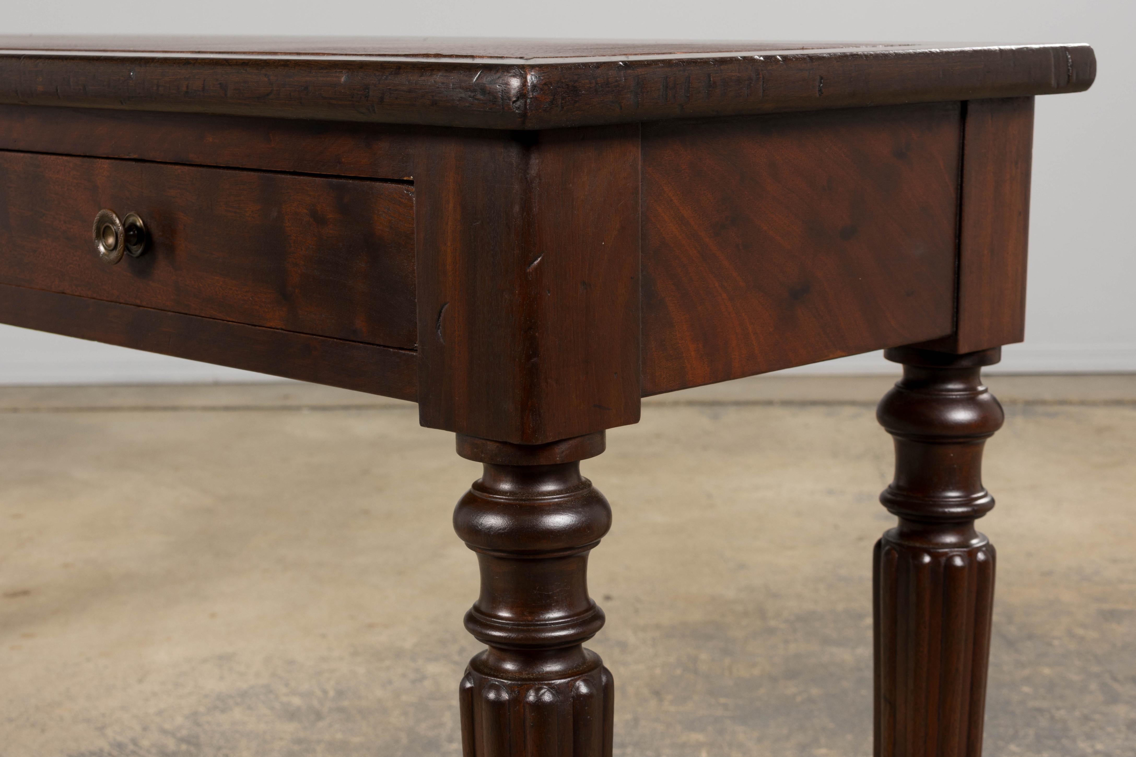 Consola de caoba de estilo victoriano inglés del siglo XIX con tapa de cuero en venta 11