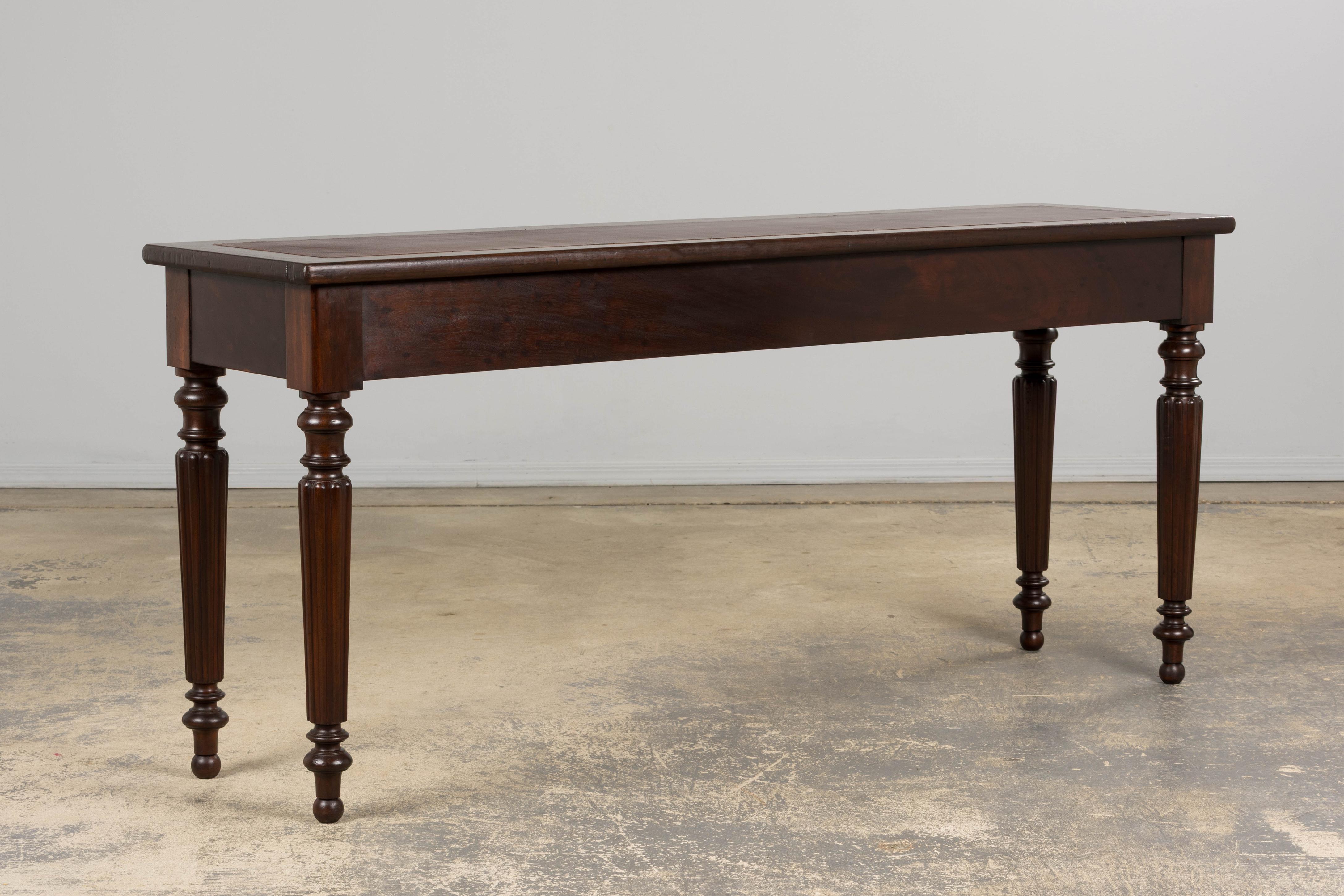 Consola de caoba de estilo victoriano inglés del siglo XIX con tapa de cuero en venta 12