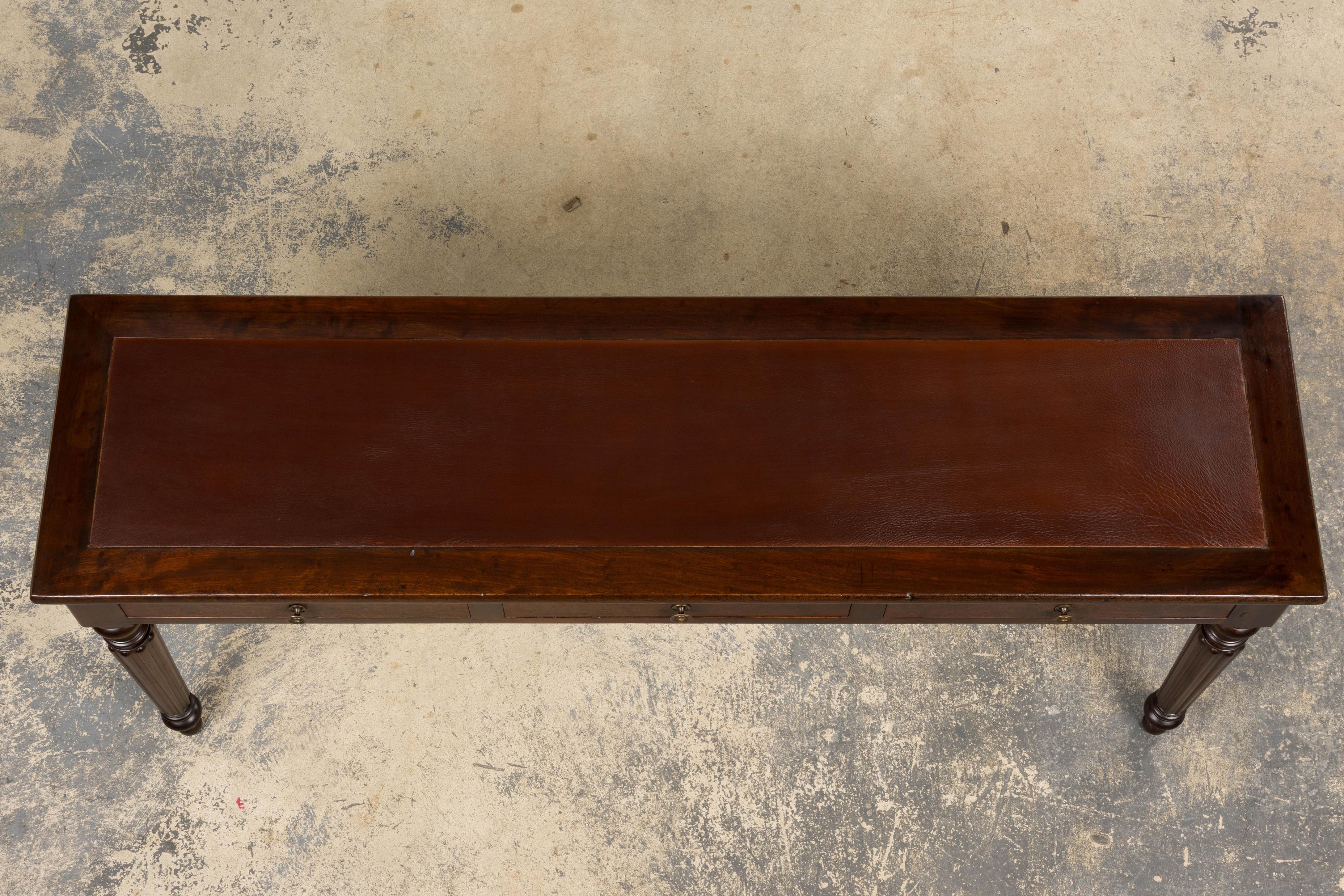 Consola de caoba de estilo victoriano inglés del siglo XIX con tapa de cuero Victoriano en venta