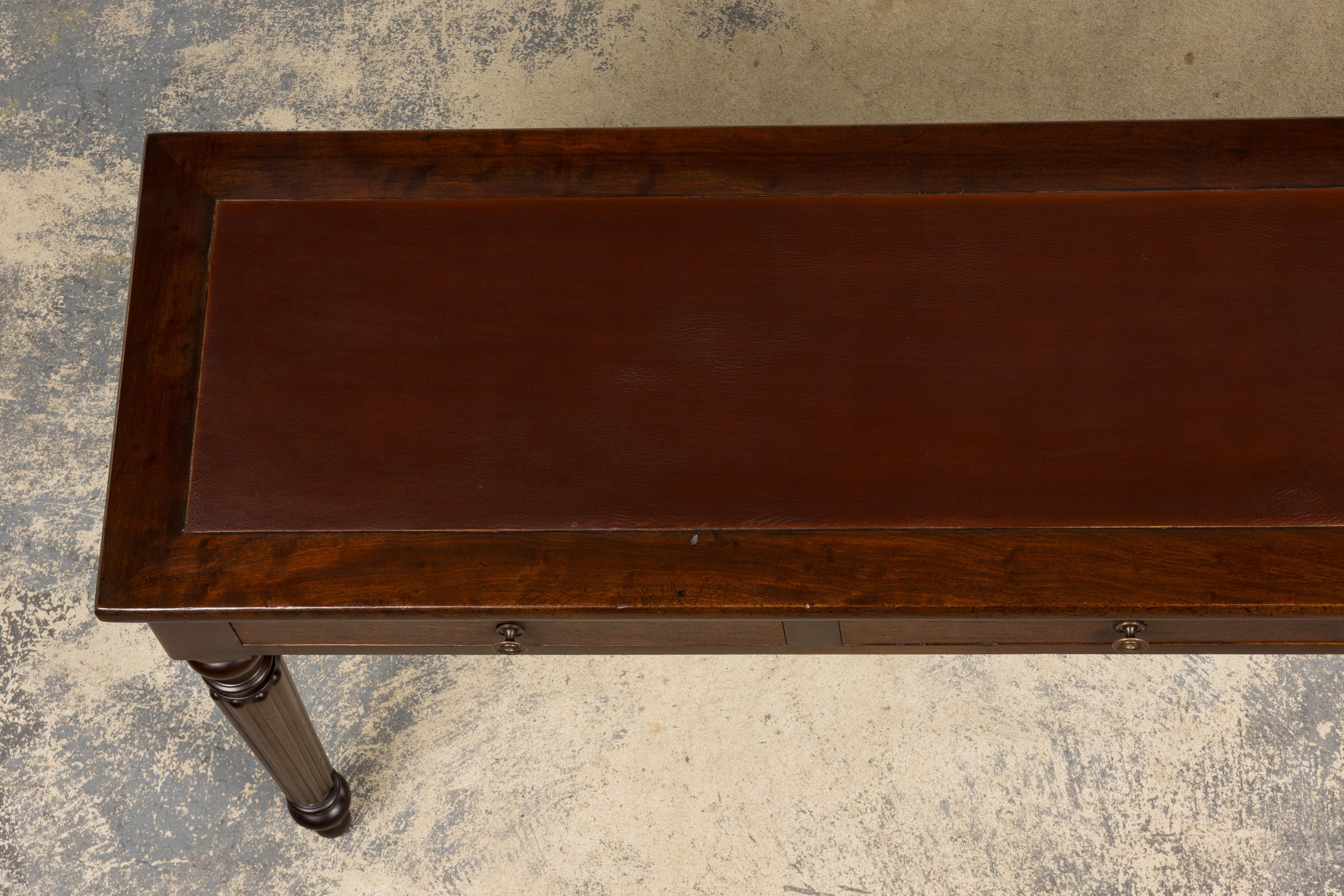 Consola de caoba de estilo victoriano inglés del siglo XIX con tapa de cuero Inglés en venta