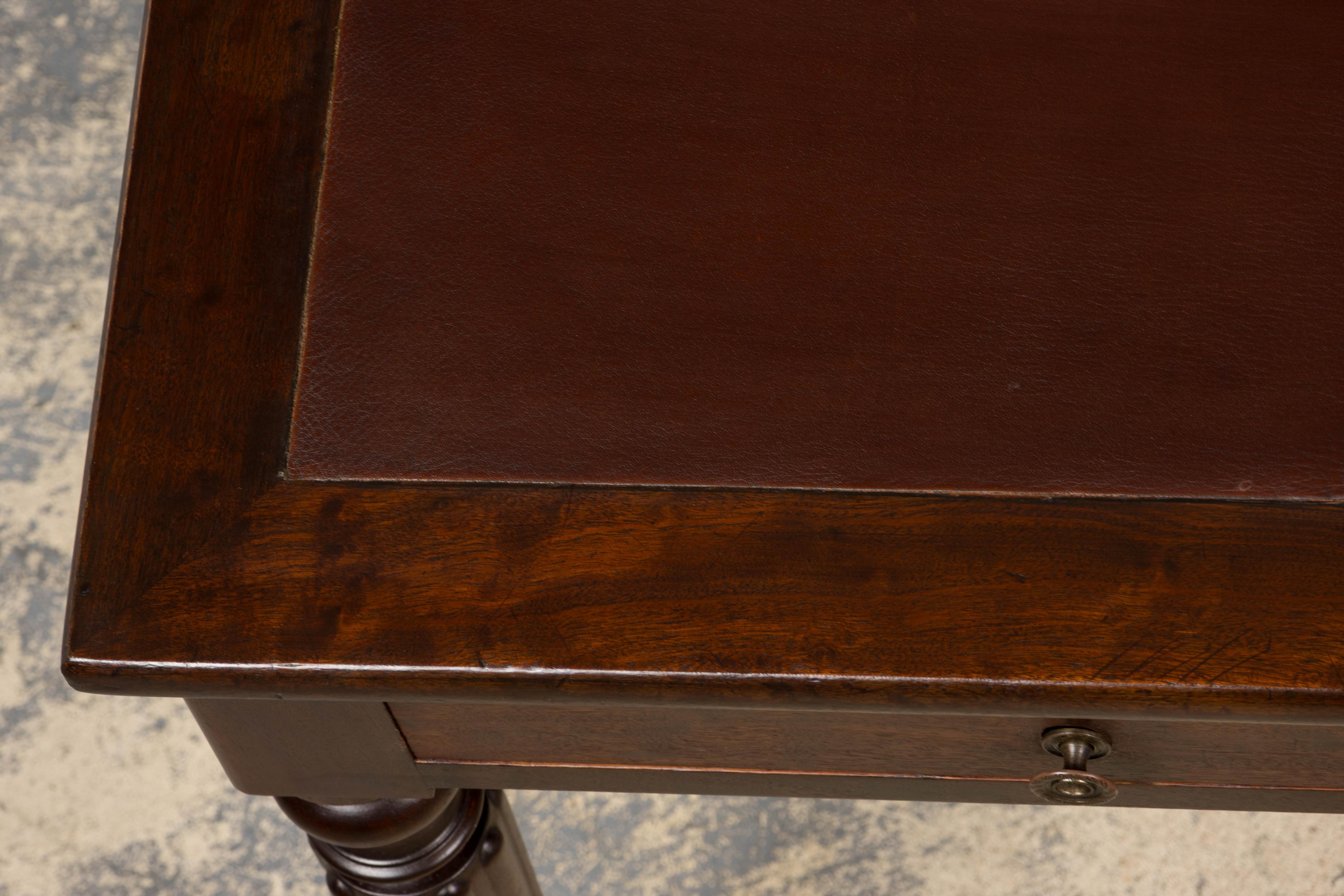 Consola de caoba de estilo victoriano inglés del siglo XIX con tapa de cuero Tallado a mano en venta