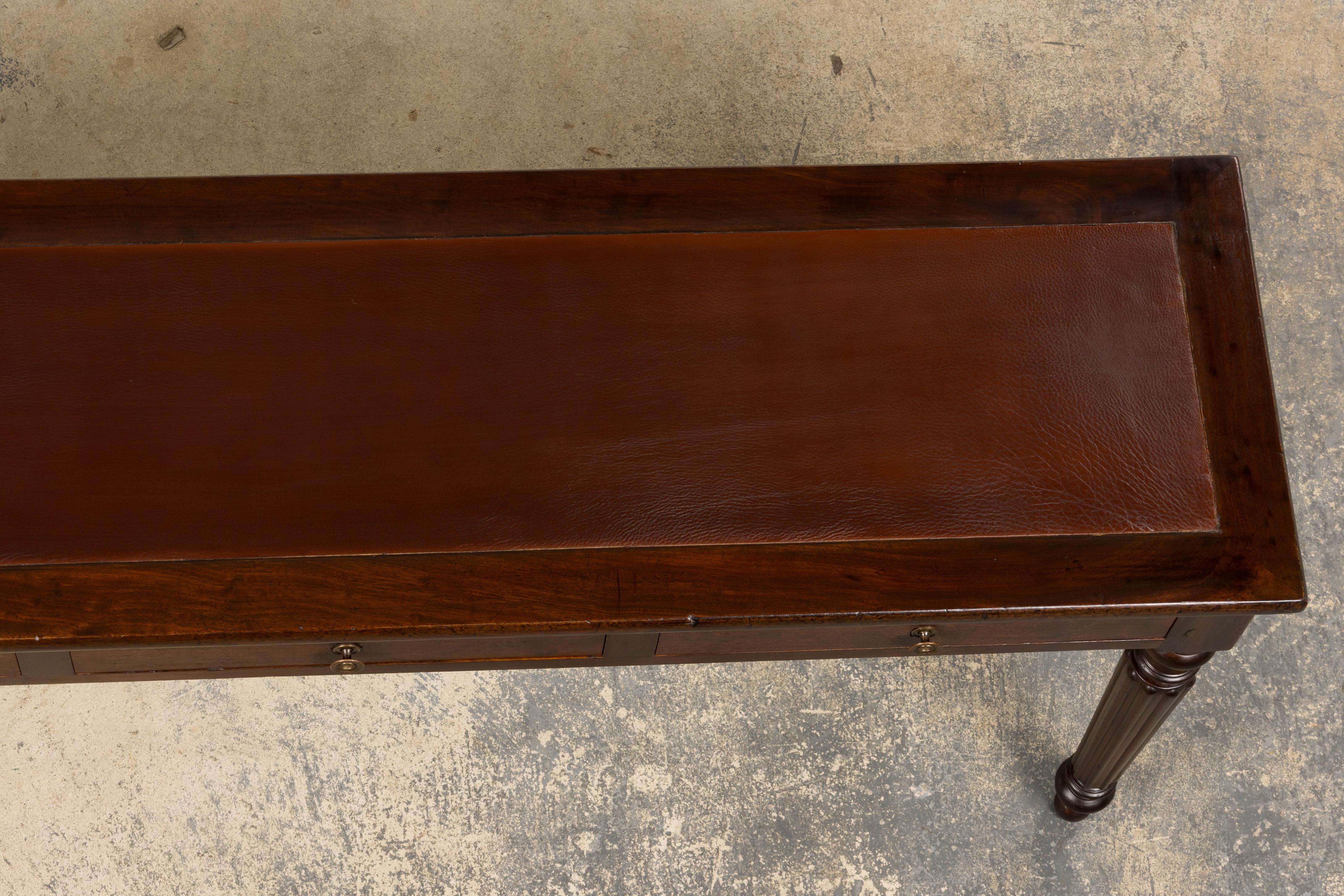 Consola de caoba de estilo victoriano inglés del siglo XIX con tapa de cuero en Bueno estado para la venta en Astoria, NY