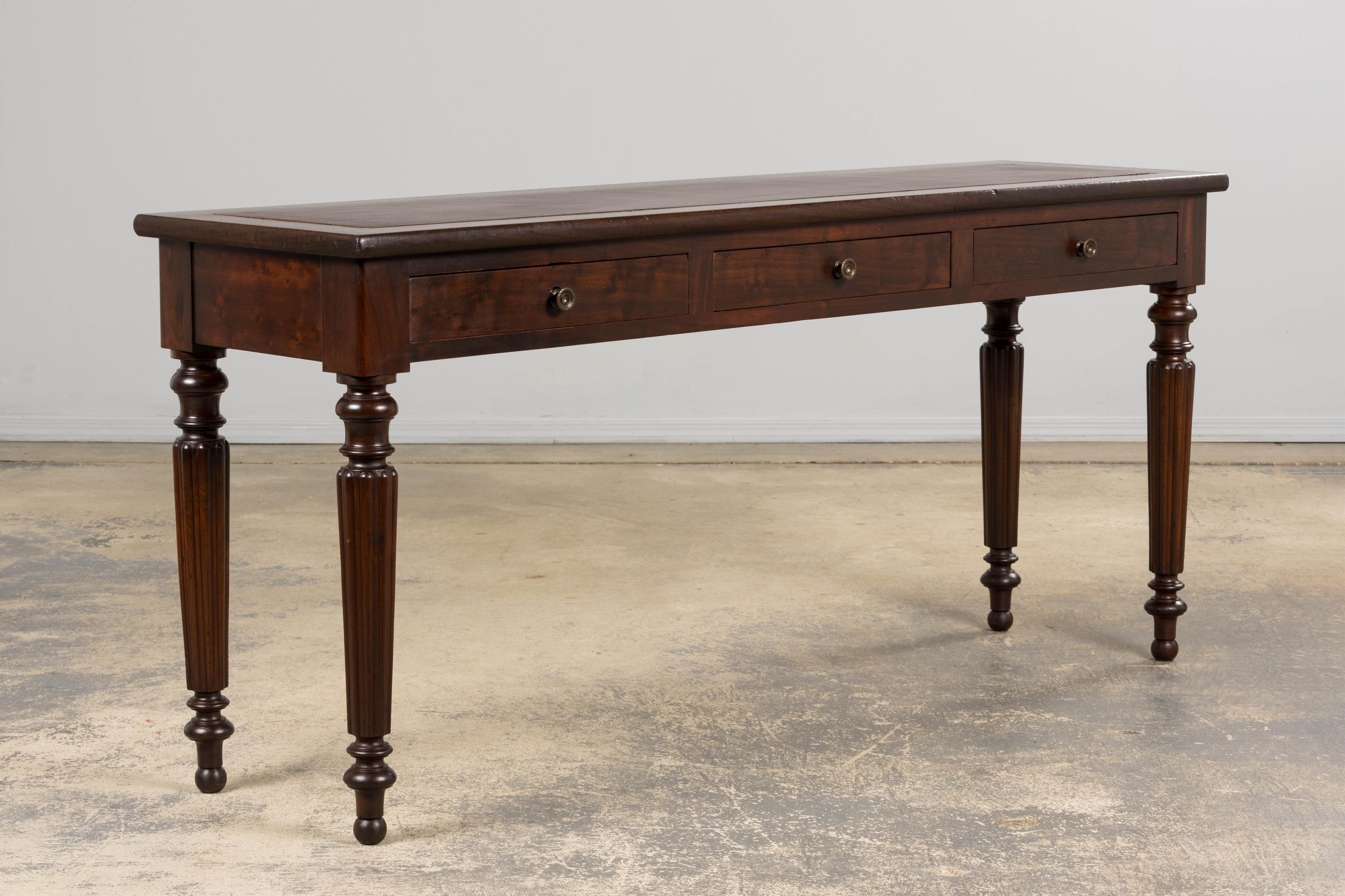 Consola de caoba de estilo victoriano inglés del siglo XIX con tapa de cuero Cuero en venta