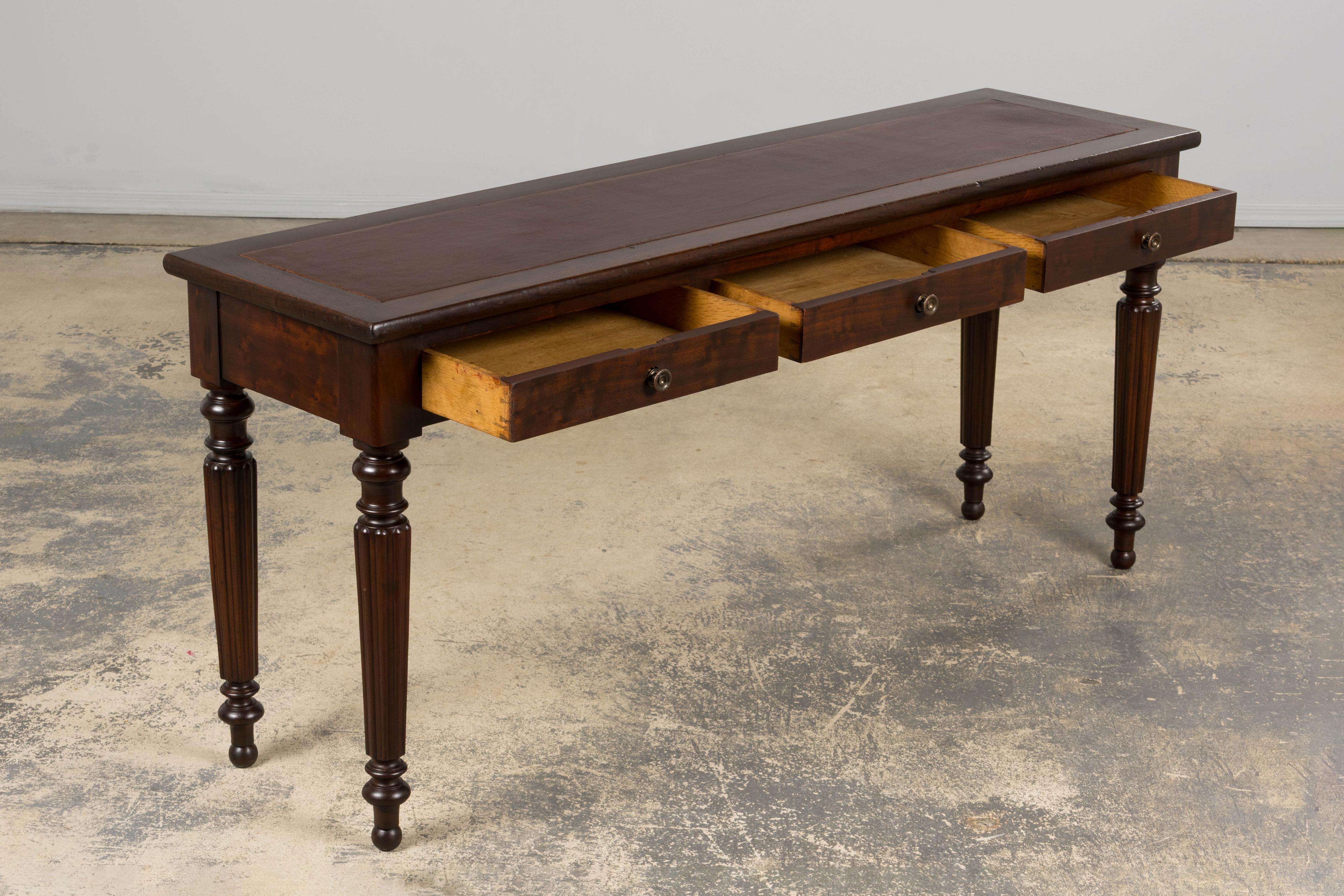Consola de caoba de estilo victoriano inglés del siglo XIX con tapa de cuero en venta 2