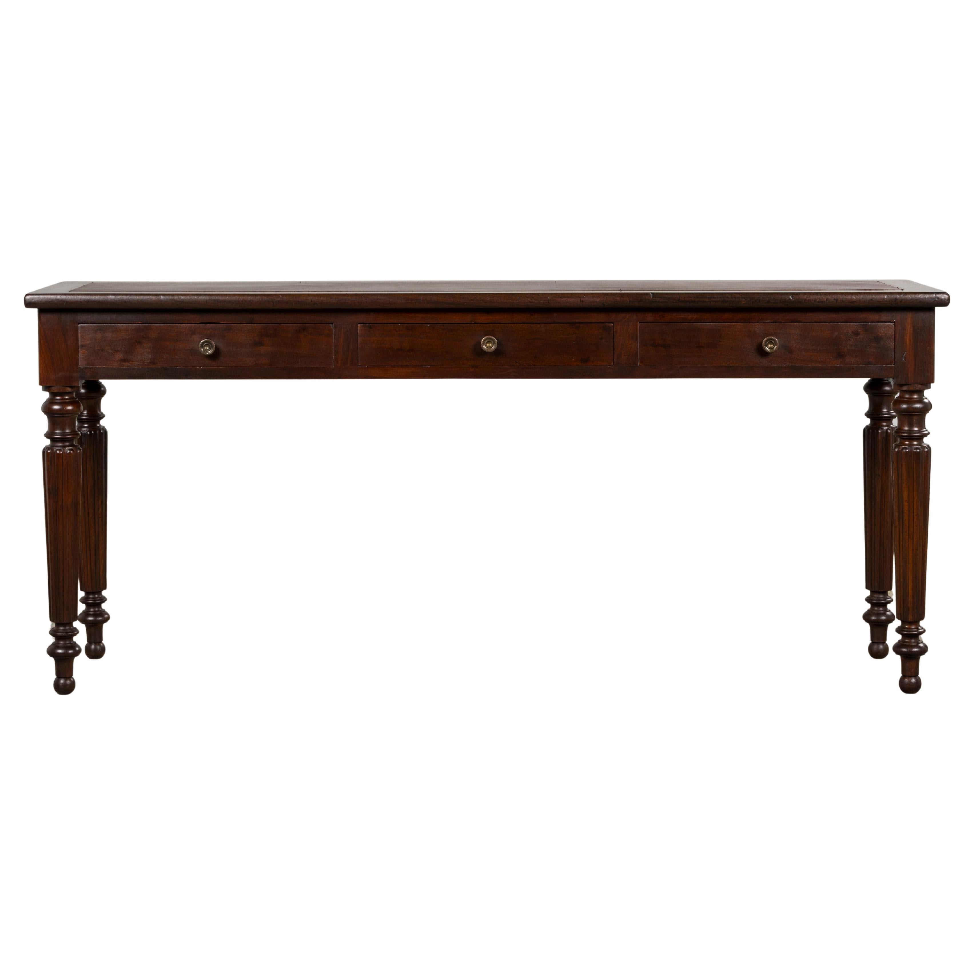 Consola de caoba de estilo victoriano inglés del siglo XIX con tapa de cuero