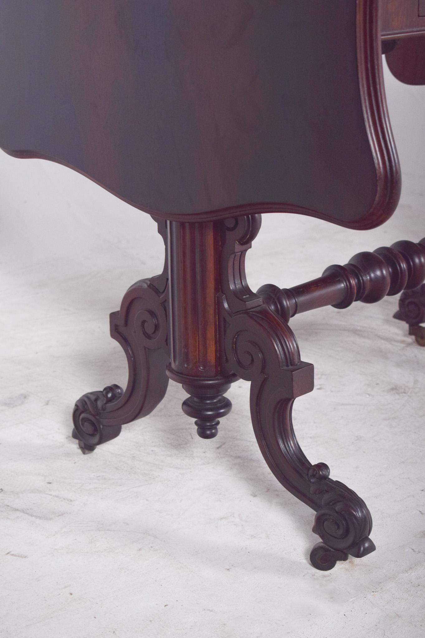 19th Century English Victorian Table in Rosewood For Sale 3