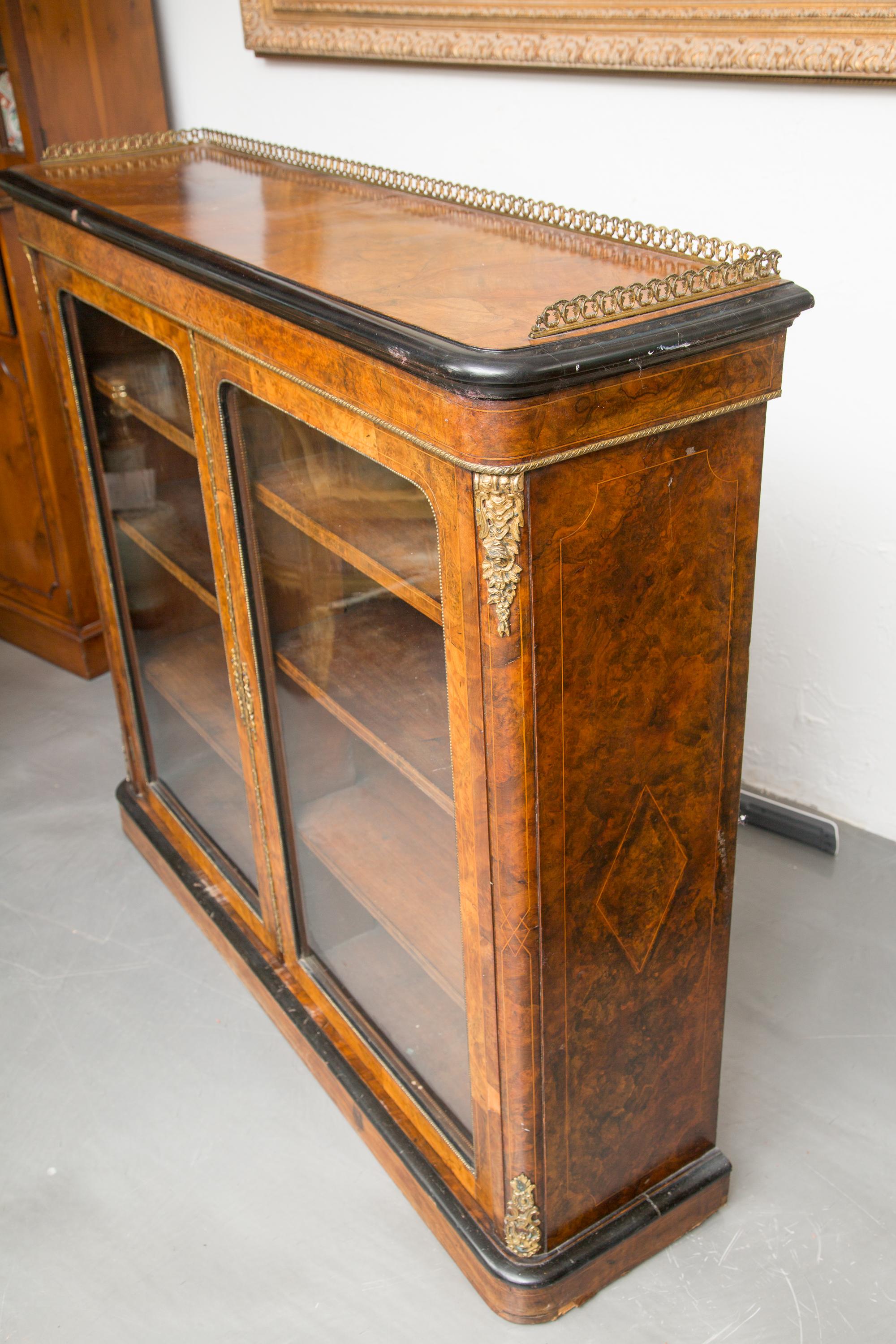 Late Victorian 19th Century English Victorian Walnut Bookcase For Sale