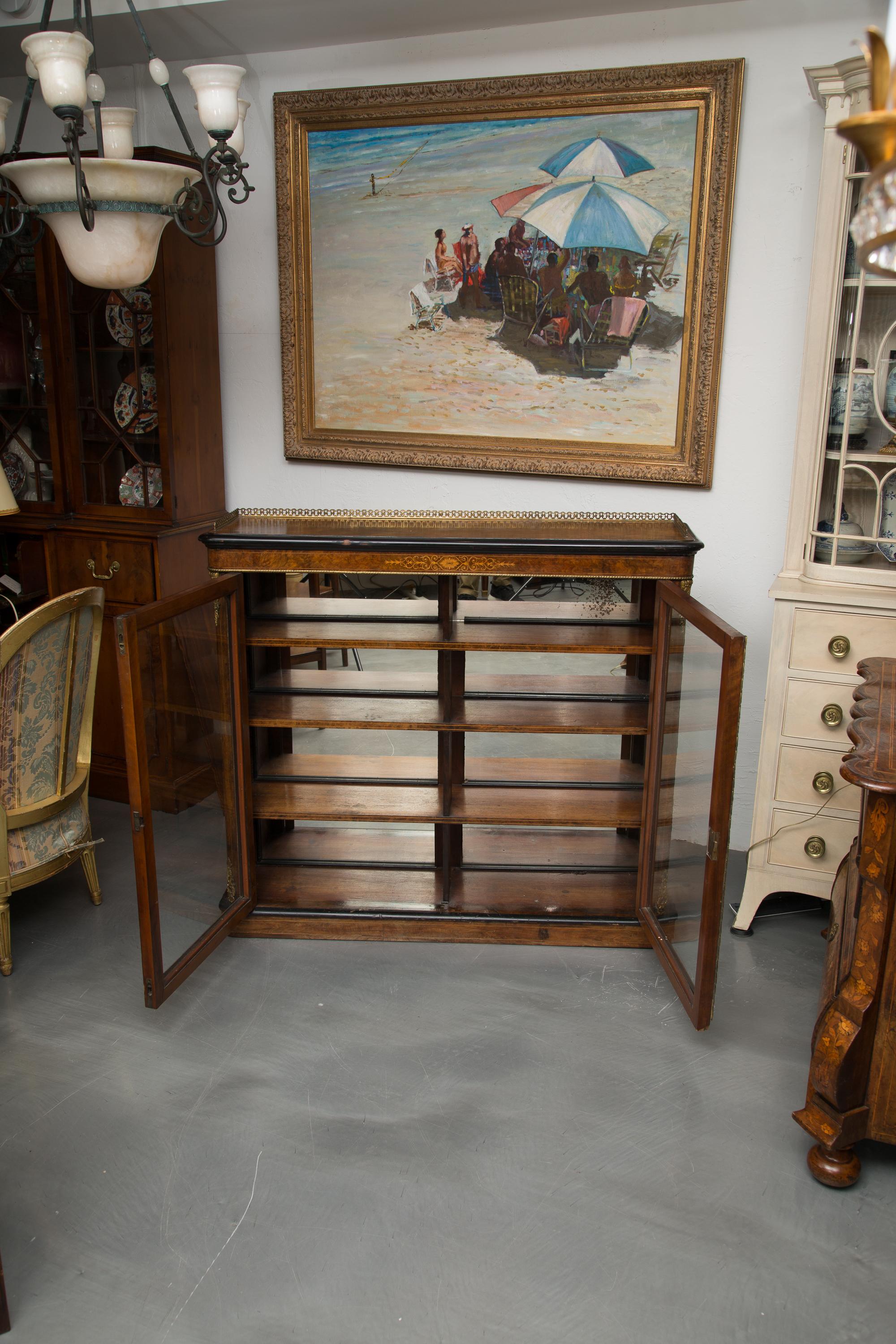 19th Century English Victorian Walnut Bookcase In Good Condition For Sale In WEST PALM BEACH, FL