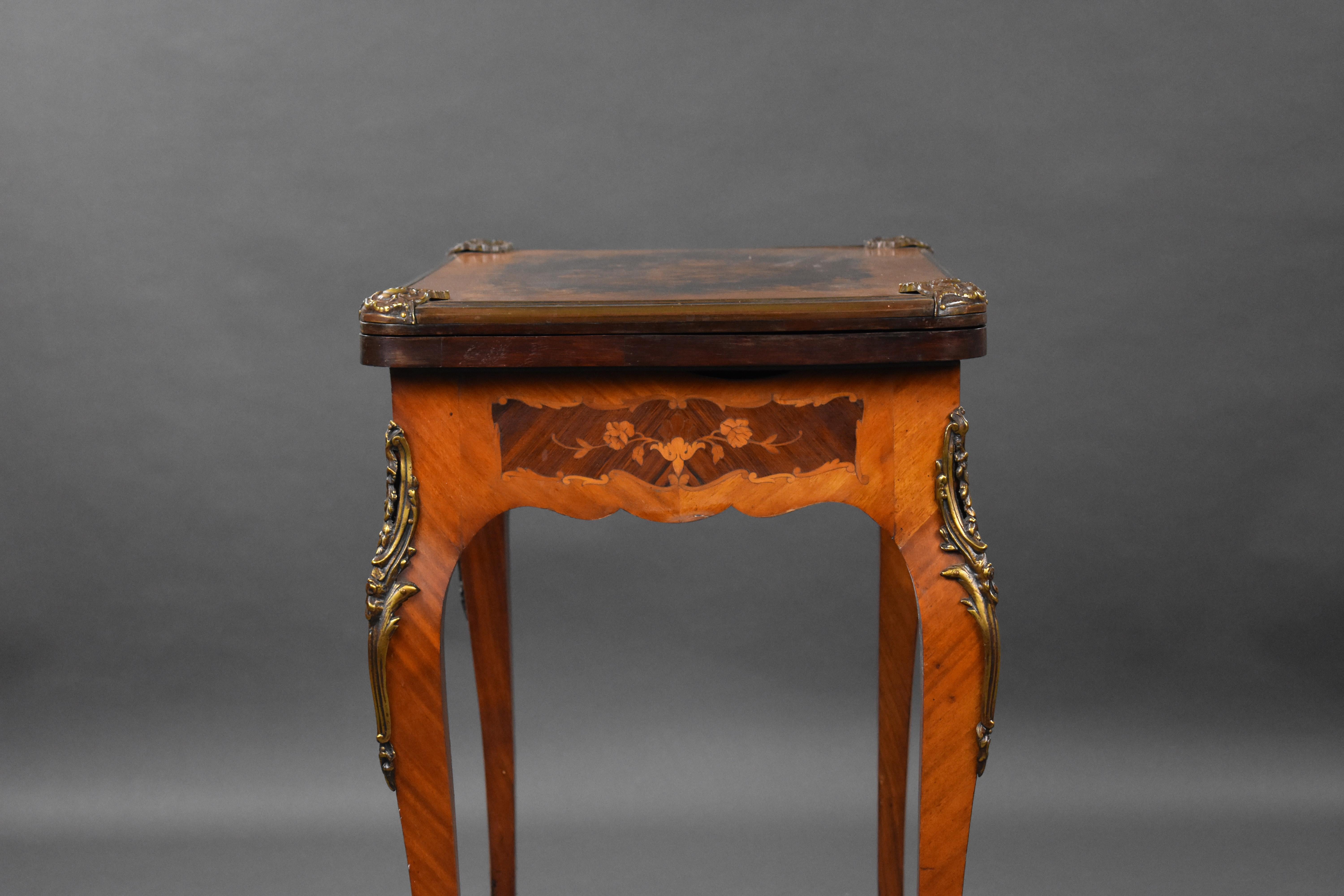 Englischer viktorianischer Kartentisch und Schminktisch aus Walnussholz mit Intarsien, 19. Jahrhundert im Angebot 8