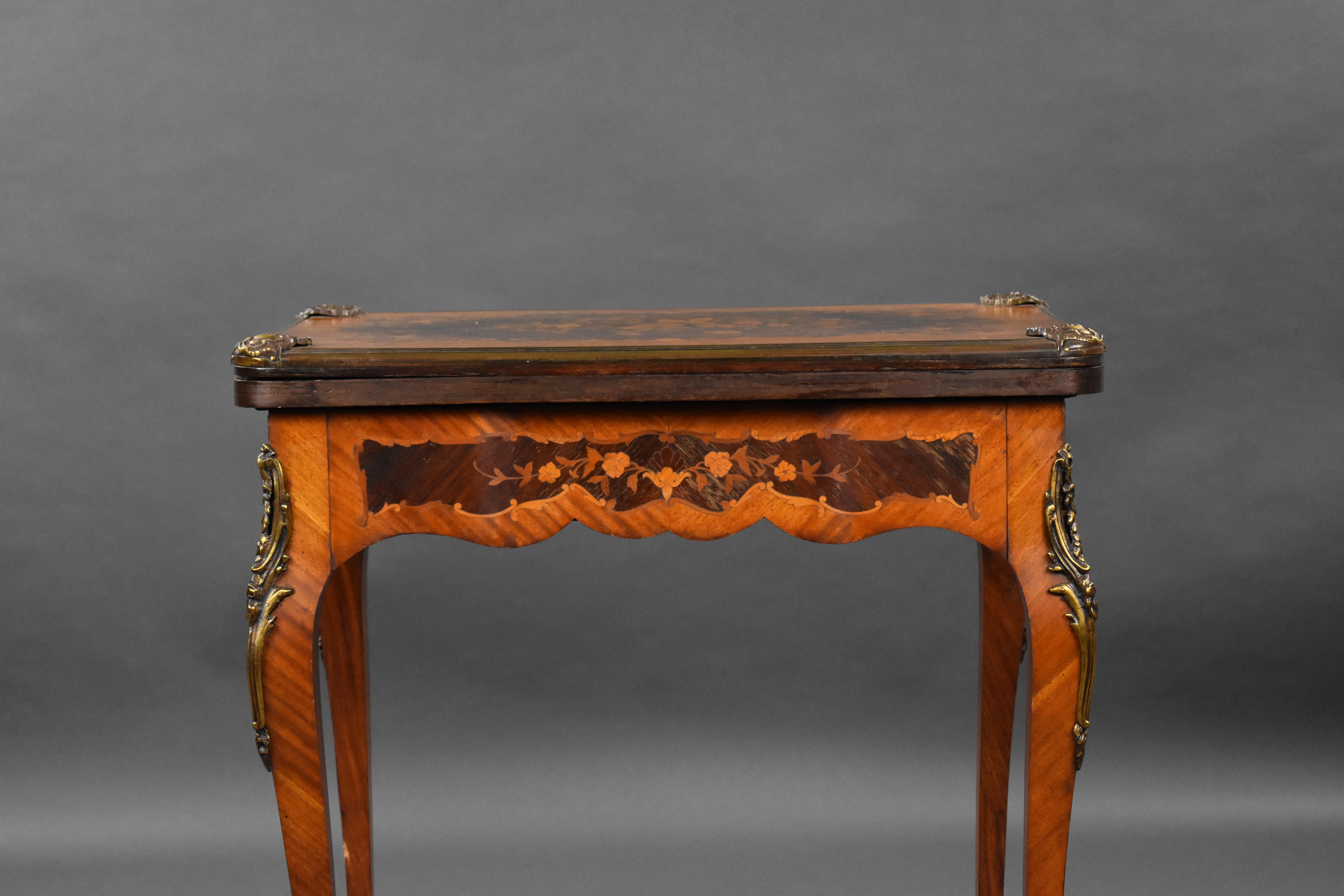 Englischer viktorianischer Kartentisch und Schminktisch aus Walnussholz mit Intarsien, 19. Jahrhundert im Angebot 10