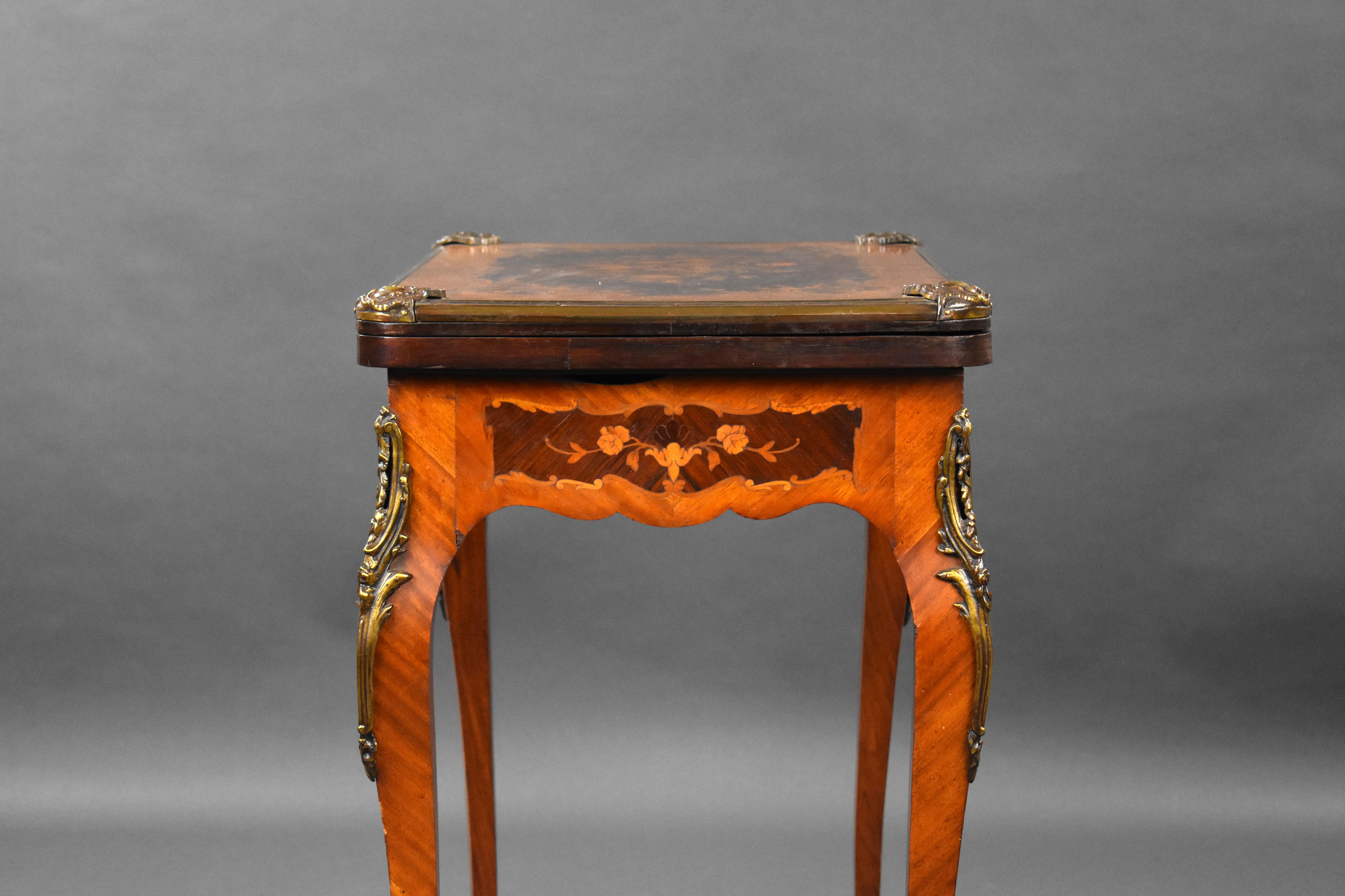 Englischer viktorianischer Kartentisch und Schminktisch aus Walnussholz mit Intarsien, 19. Jahrhundert im Angebot 12
