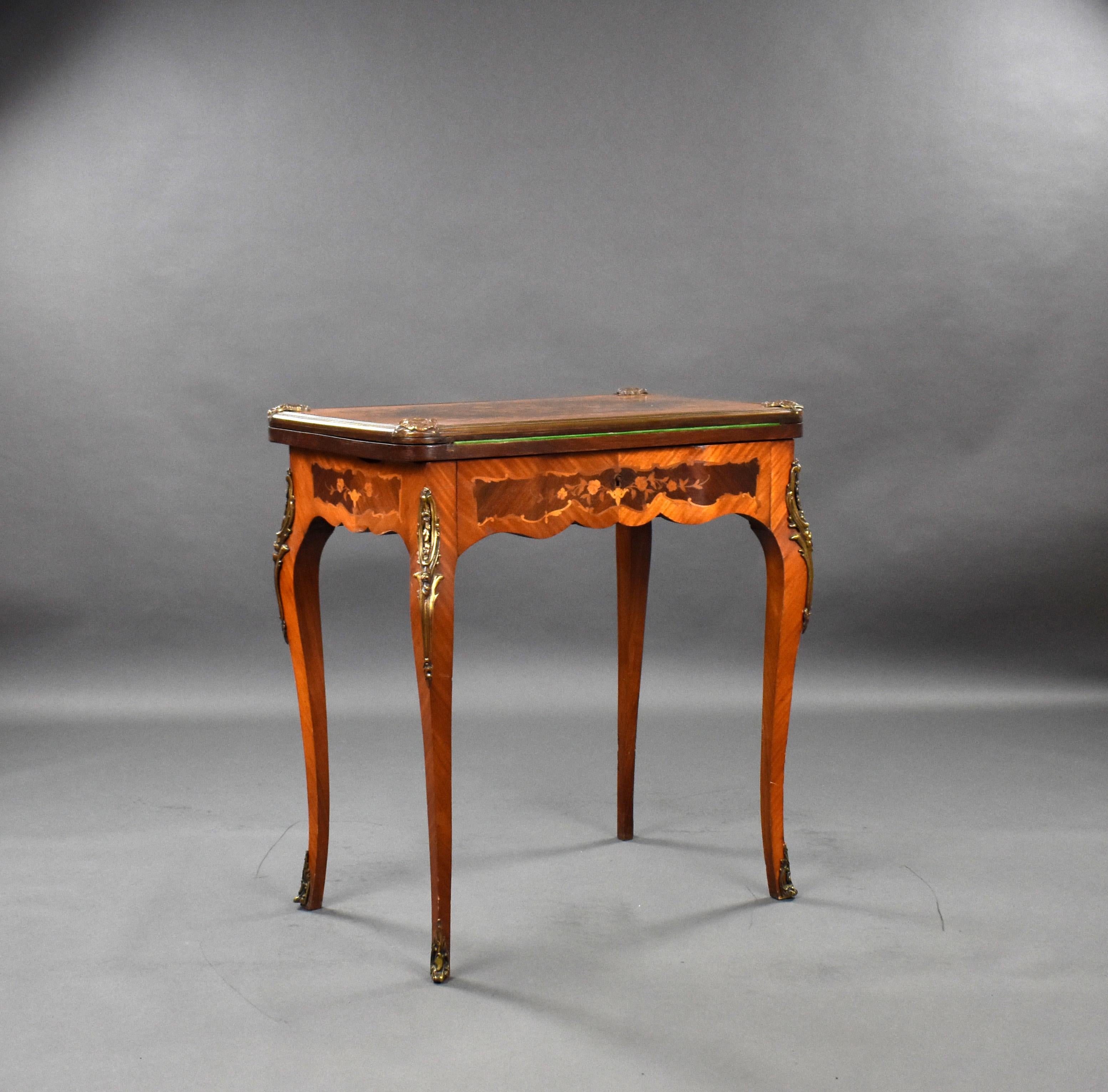 Zum Verkauf steht ein hochwertiger viktorianischer Kartentisch, der auch mit einer Eitelkeit ausgestattet ist. Der Kartentisch ist mit schönen Intarsien versehen und mit Ormolu-Beschlägen dekoriert. Das Stück befindet sich in einem für sein Alter