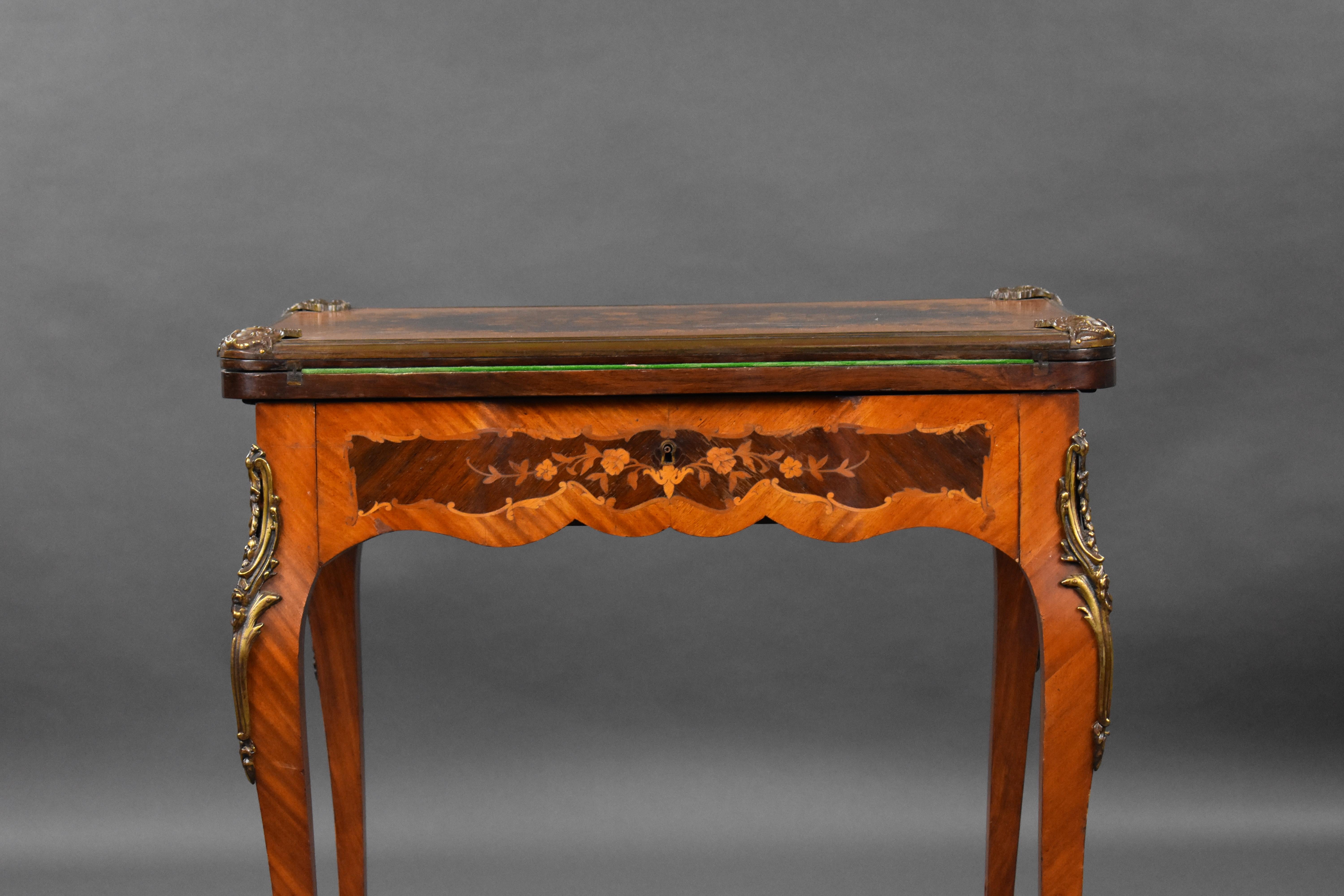 Englischer viktorianischer Kartentisch und Schminktisch aus Walnussholz mit Intarsien, 19. Jahrhundert im Angebot 1