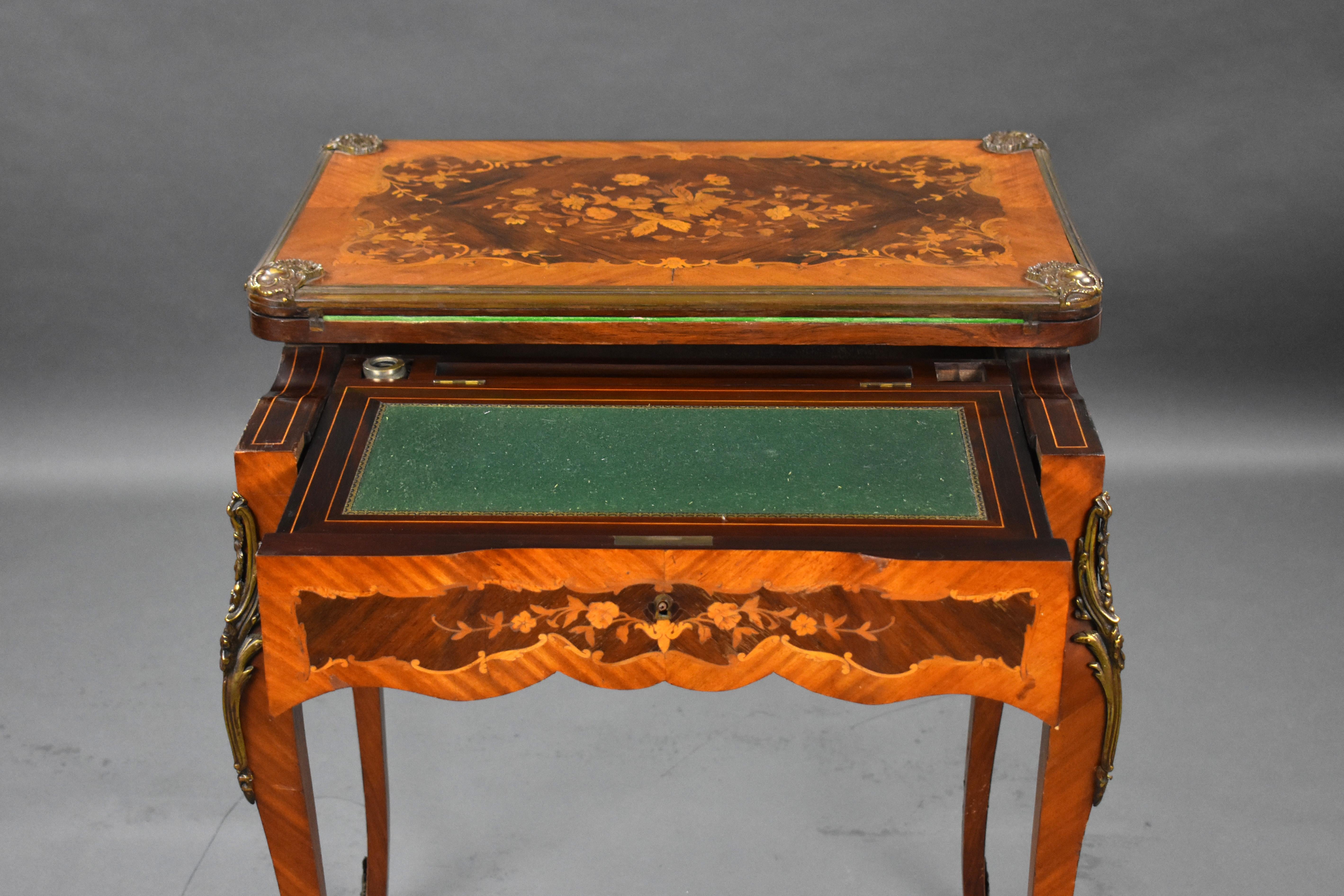 Englischer viktorianischer Kartentisch und Schminktisch aus Walnussholz mit Intarsien, 19. Jahrhundert im Angebot 3
