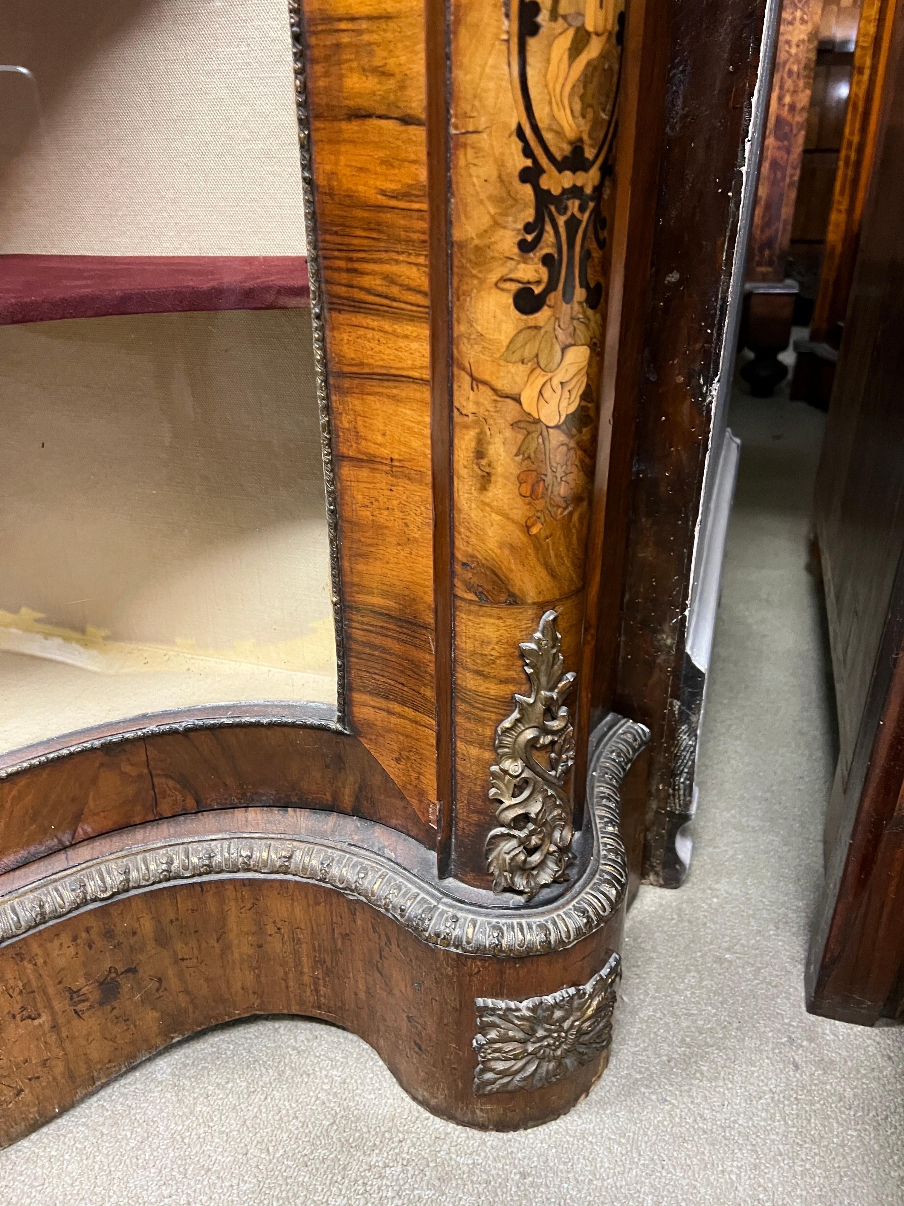 Englisches viktorianisches Sideboard aus Nussbaumholz mit Intarsien aus dem 19. Jahrhundert und Bronze  9